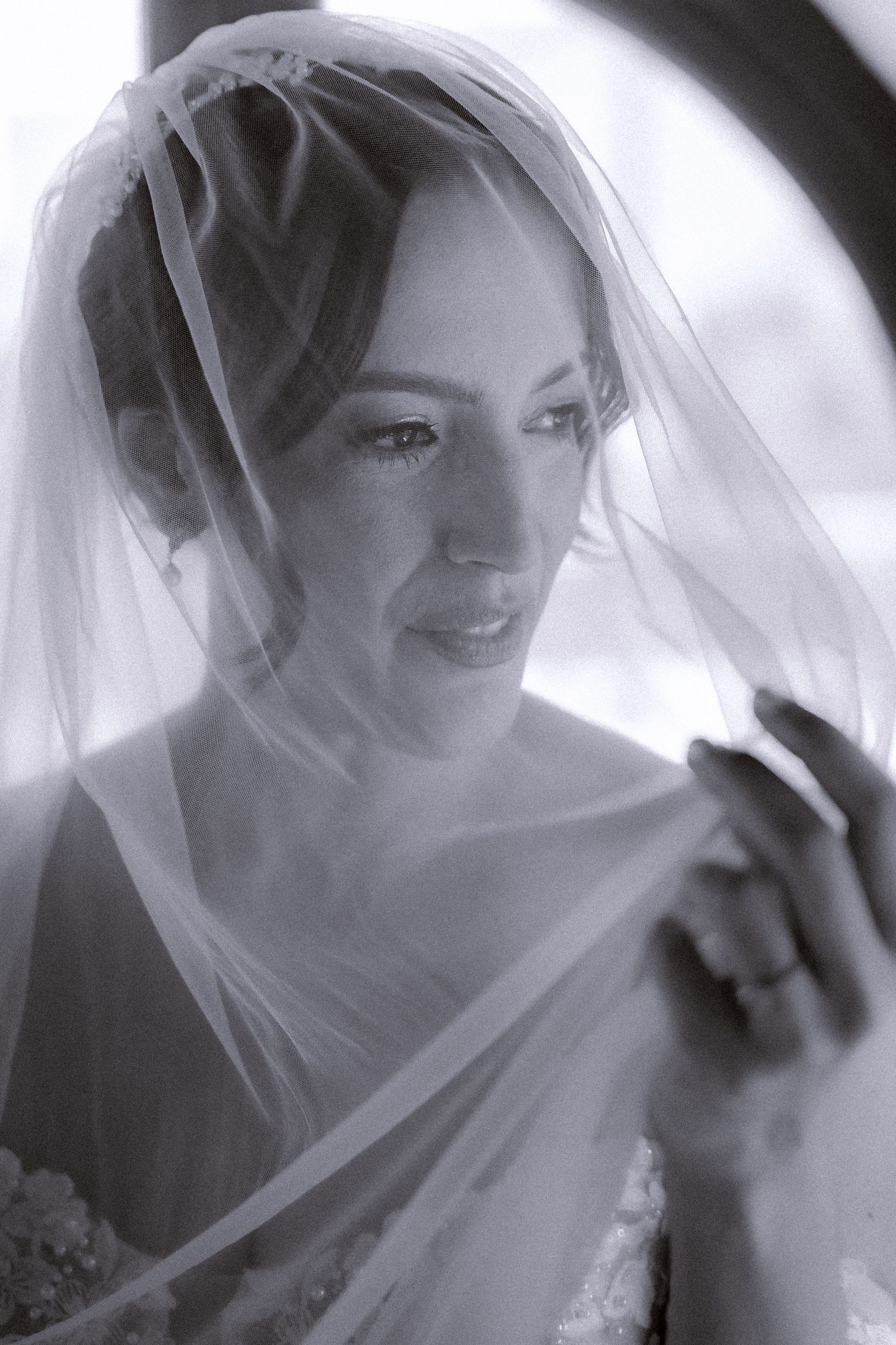 Una serie de fotos en blanco y negro que muestran a una novia con un velo fluido en diferentes momentos espontáneos.