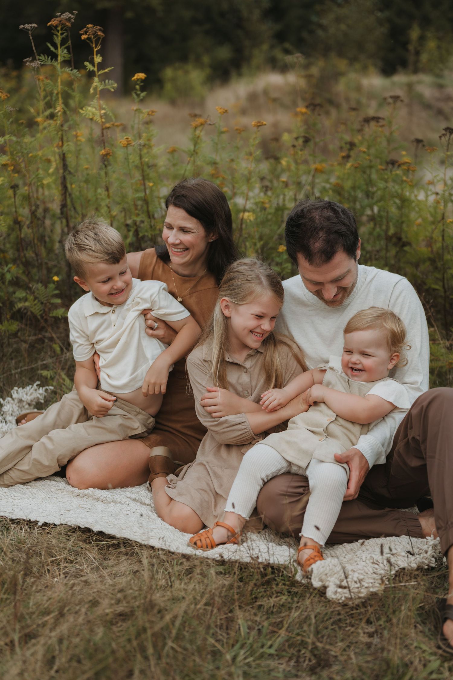 Family lifestyle photographer, outdoors grassy field