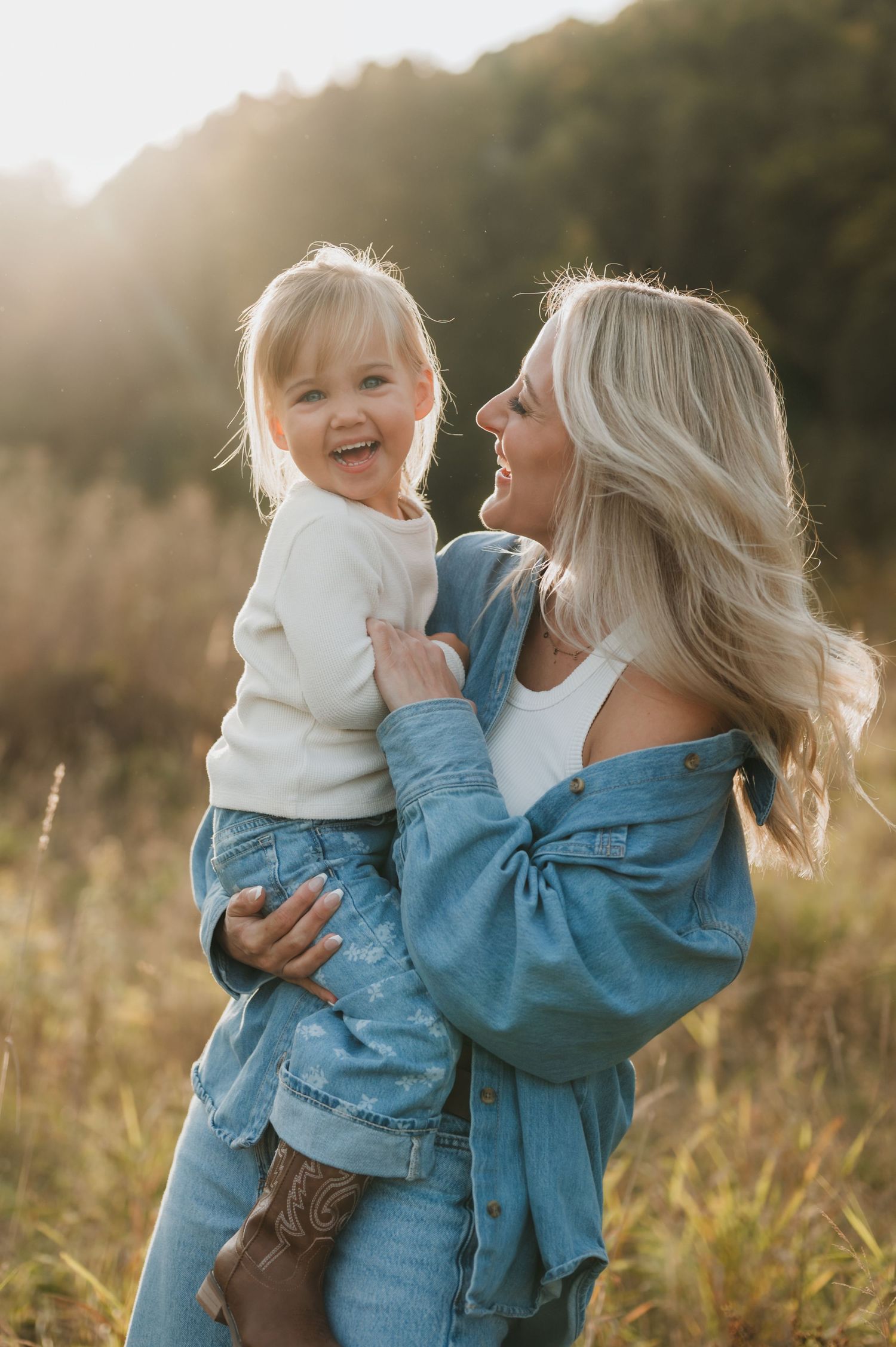 Family lifestyle photographer, outdoors grassy field