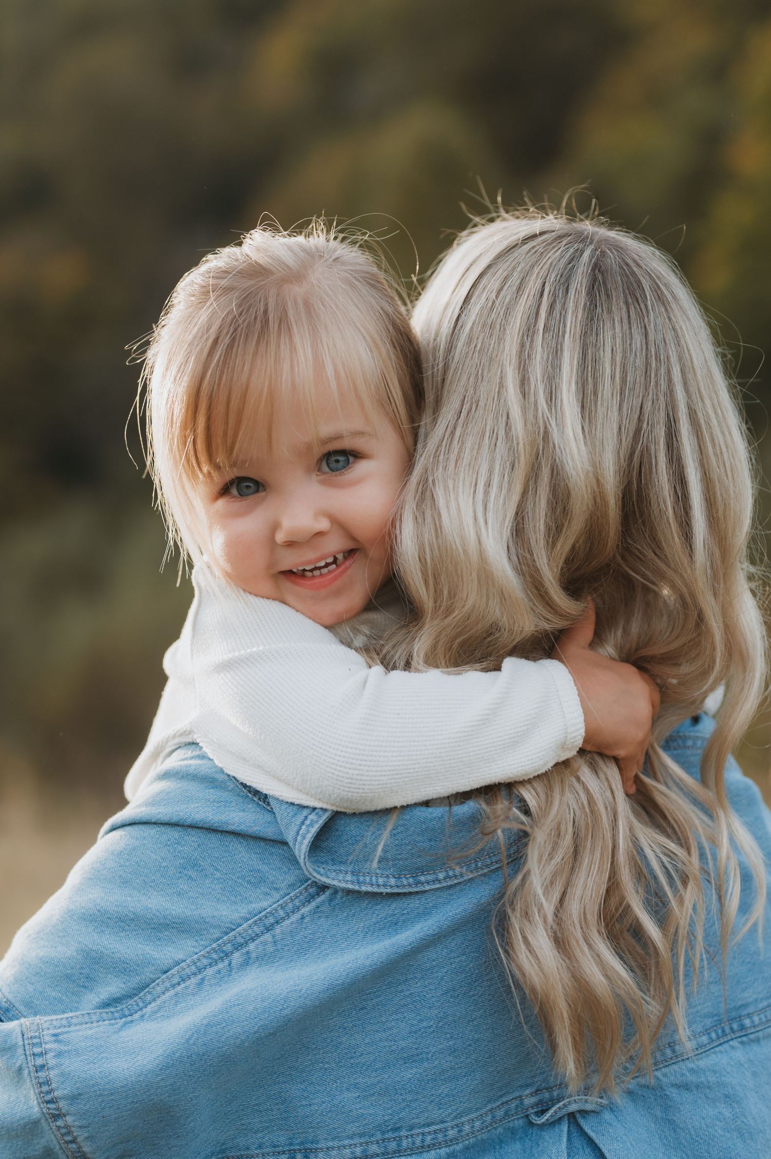 Family lifestyle photographer, outdoors grassy field