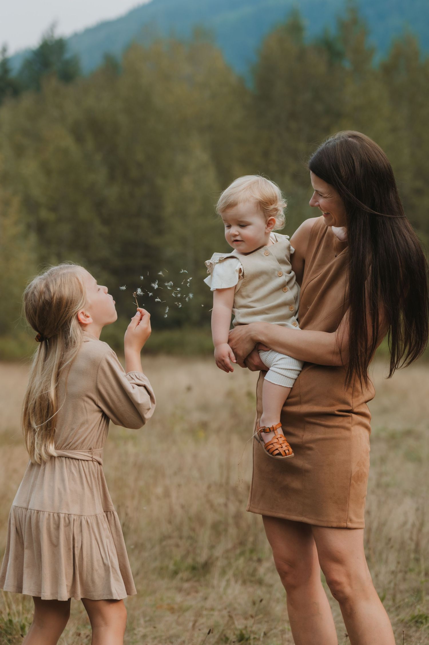 Family lifestyle photographer, outdoors grassy field
