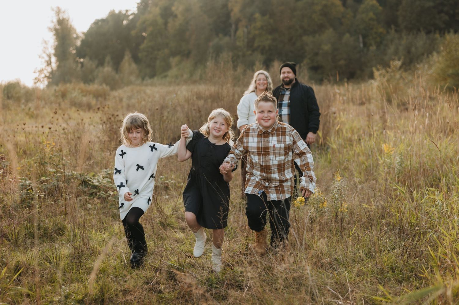 Family lifestyle photographer, fall. Sibling fun