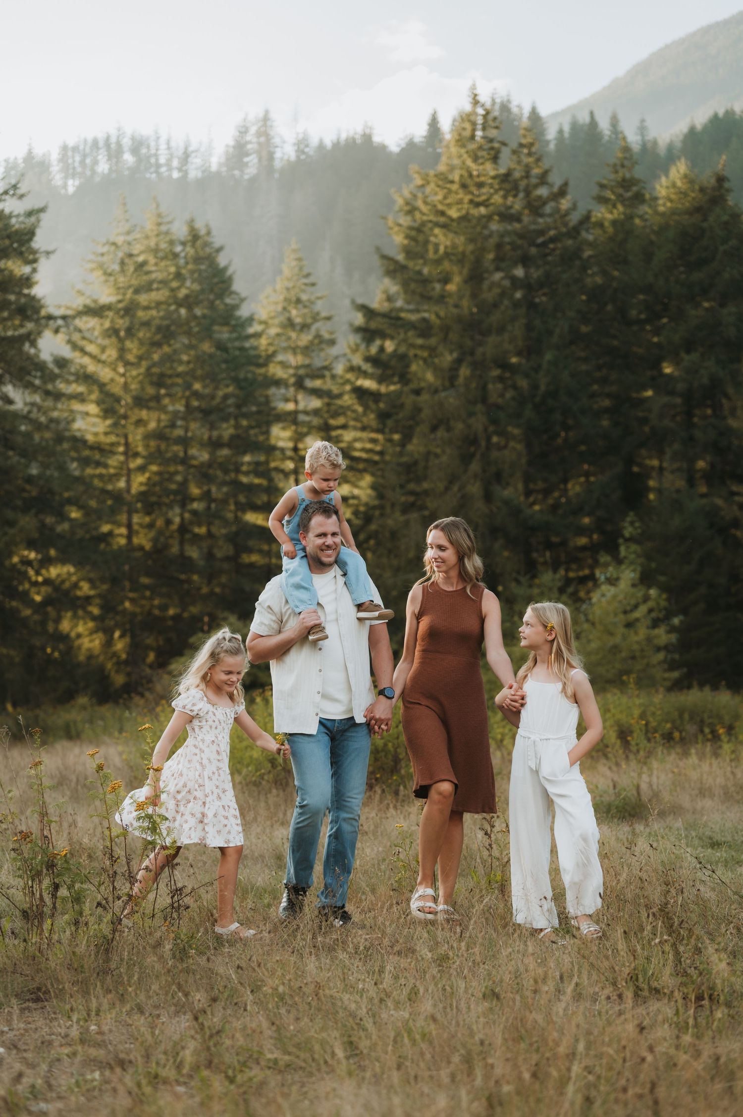 Family lifestyle photographer, outdoors grassy field