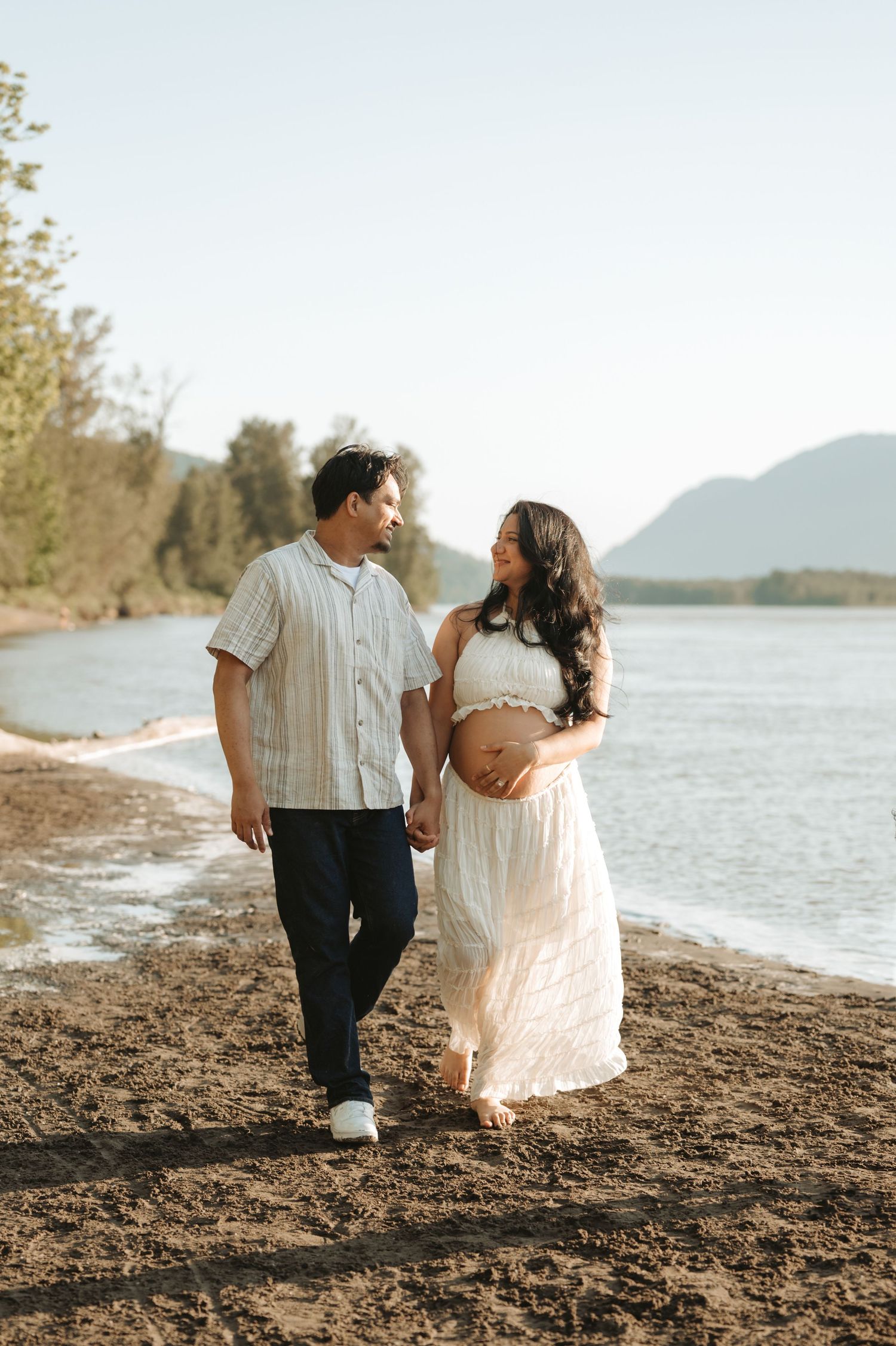 Lifestyle maternity family beach session