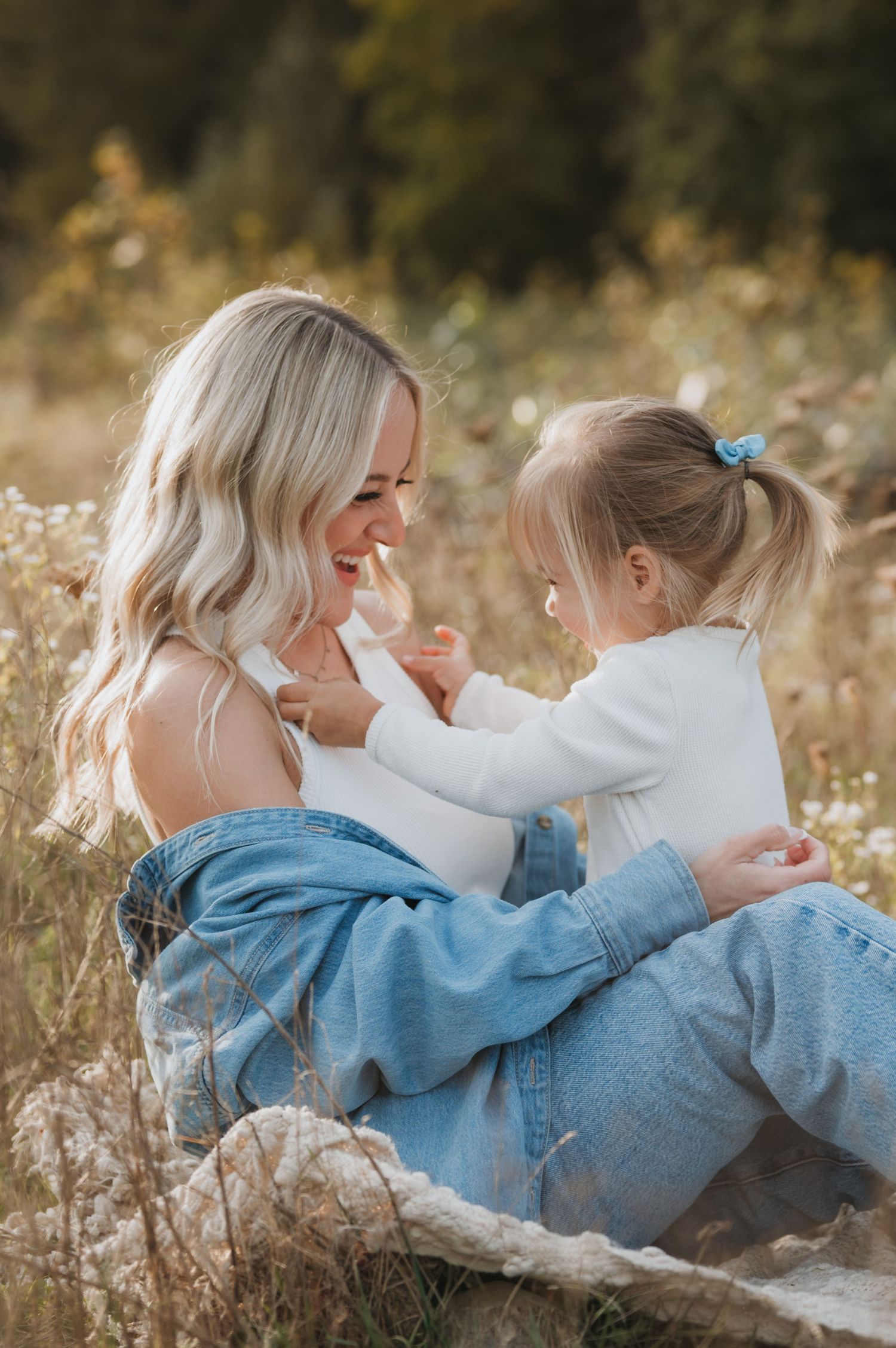 Family lifestyle photographer, outdoors grassy field