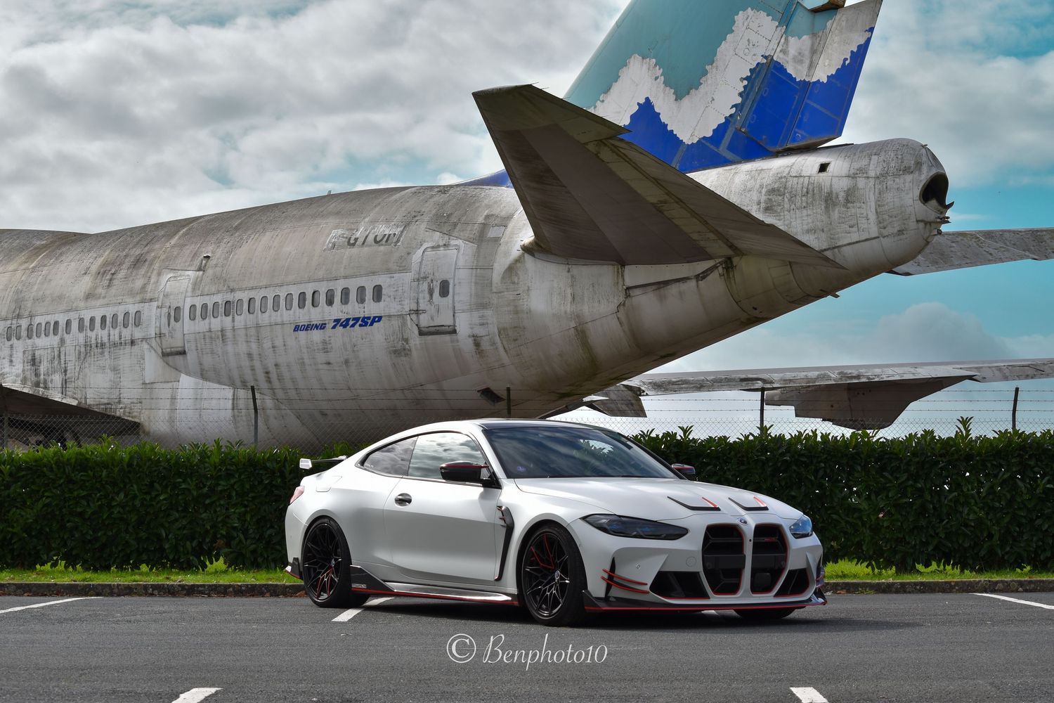 voiture devant l'avion abandonnée de Châteauroux Photo automobile réalisée par le photographe benphoto10