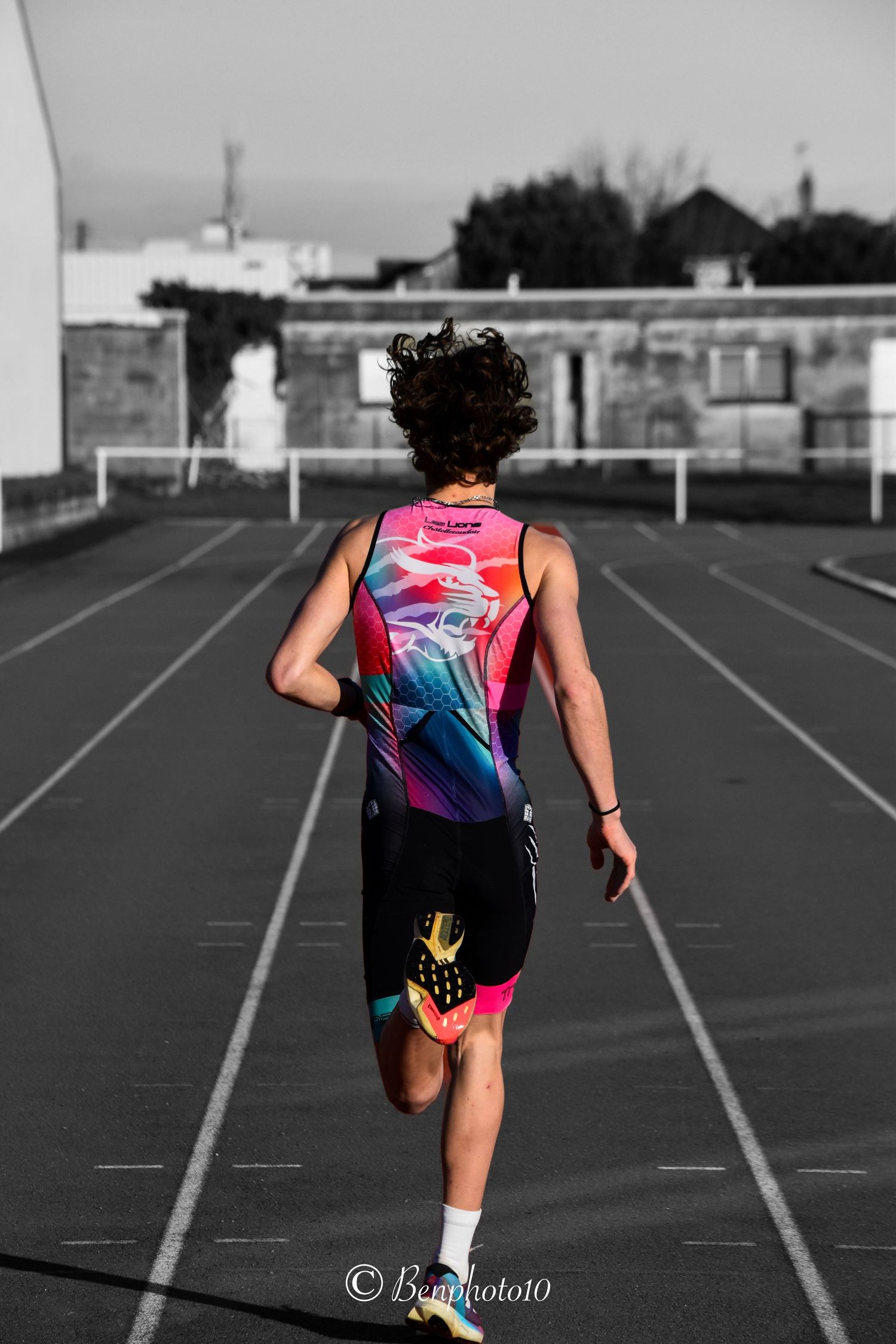 Photo de course à pied à Châtellerault avec jeunes athlètes, capturée par Benphoto10, photographe sportif spécialisé en événements locaux.
