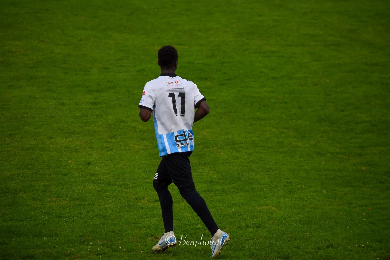 Photos de football dans la Vienne et Nouvelle-Aquitaine par benphoto10  Matchs, actions, joueurs et clubs locaux .Photographe. Match de Ozon