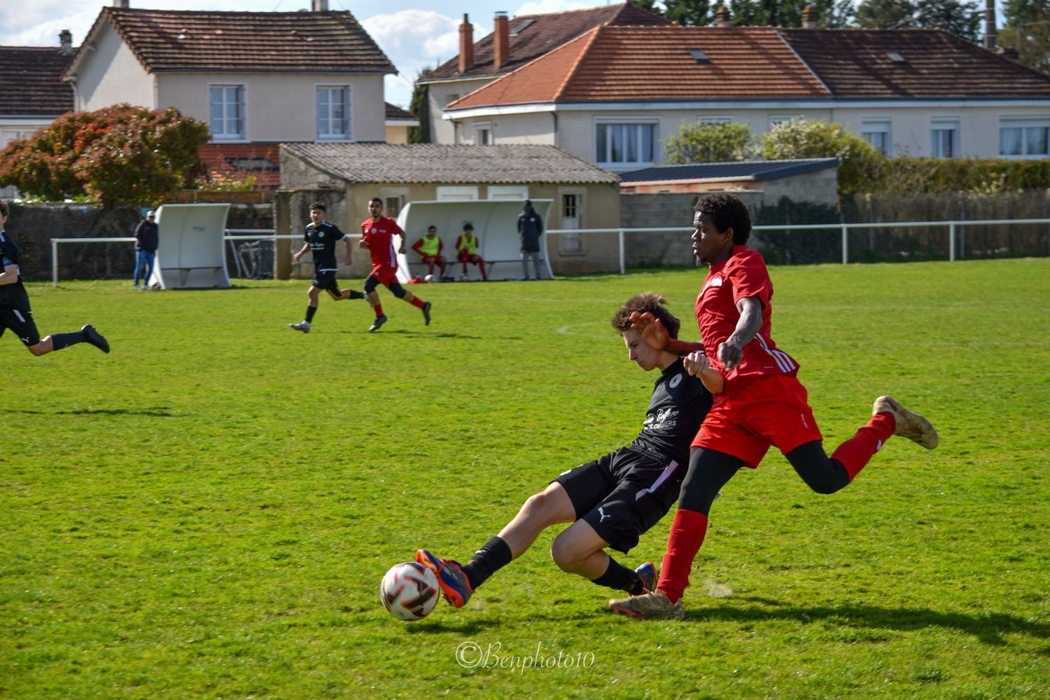 Joueur de football du SOC en pleine action lors d’un match à Châtellerault