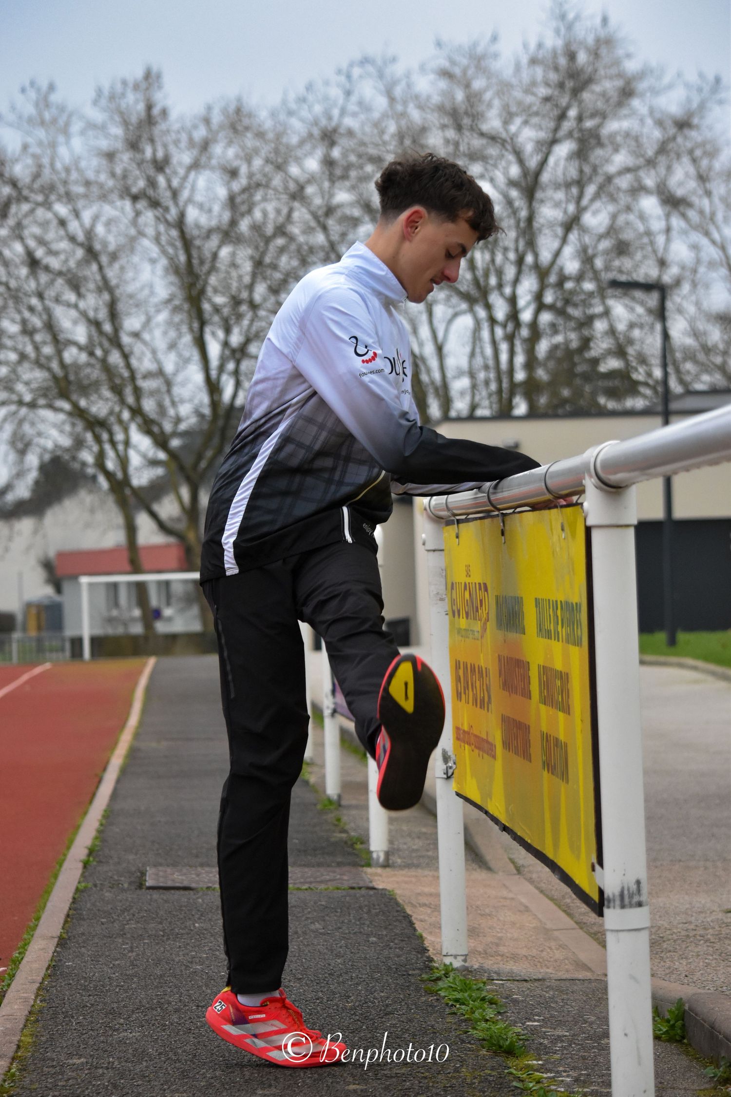 Photo de course à pied à Châtellerault avec jeunes athlètes, capturée par Benphoto10, photographe sportif spécialisé en événements locaux.