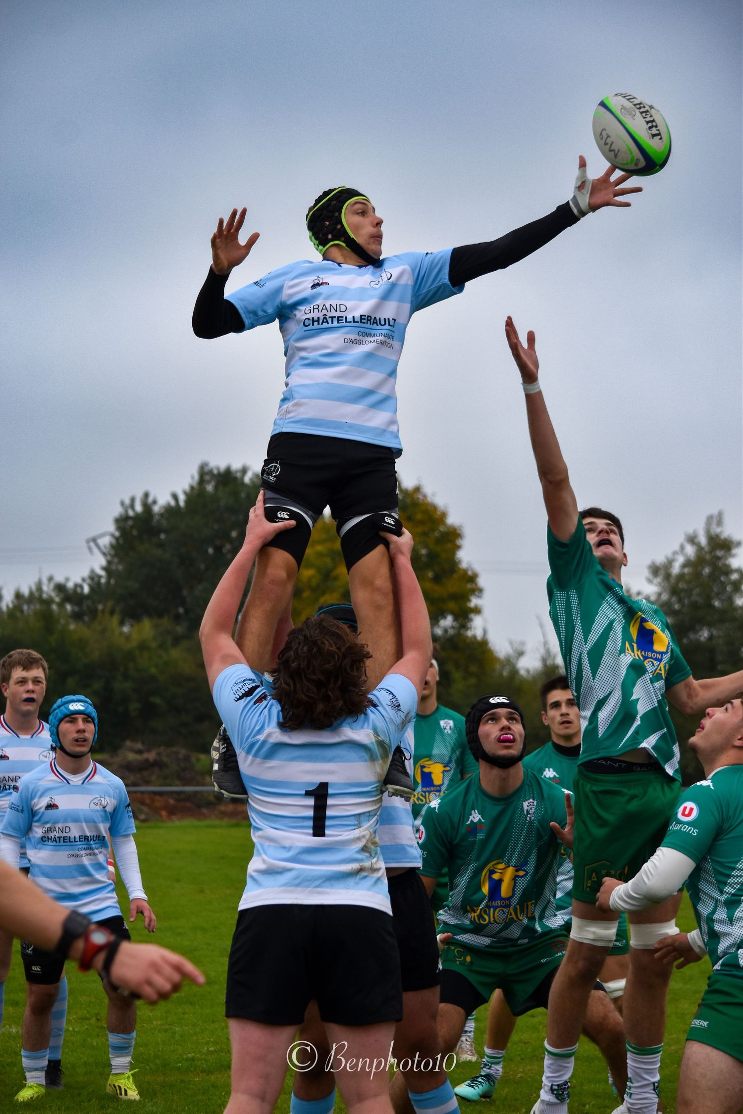 Photographe sportif benphoto10 capturant une action de rugby en match amateur à Châtellerault pour le club OGCP