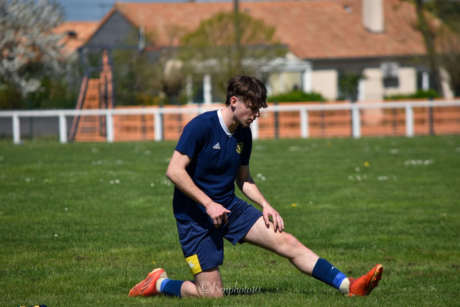 Action de jeu lors d’un match de football amateur à Saint-Savin