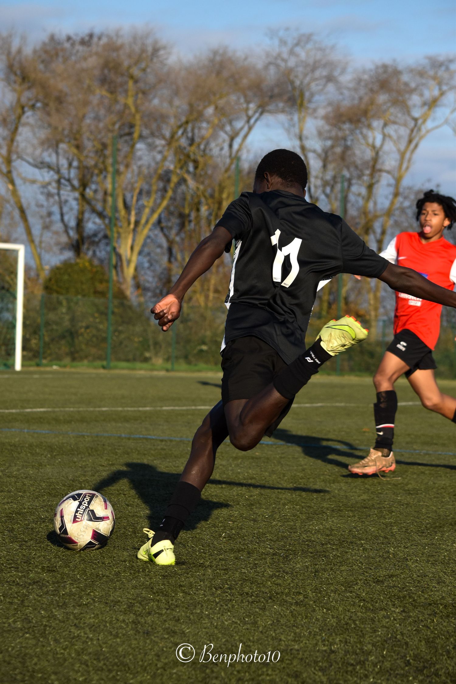 Action de jeu lors d’un match de football amateur
