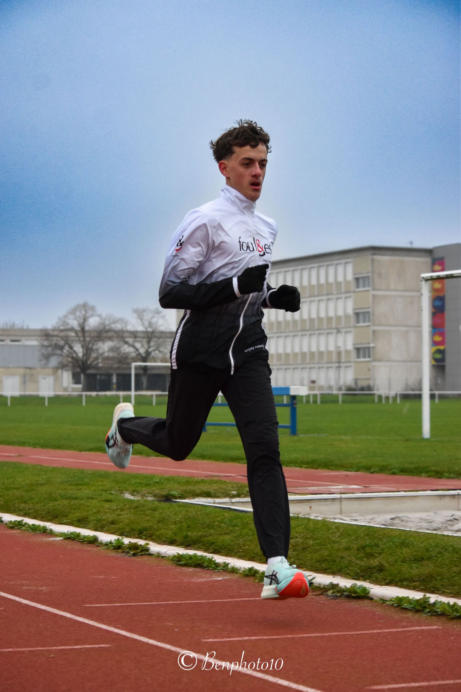 Photo de course à pied à Châtellerault avec jeunes athlètes, capturée par Benphoto10, photographe sportif spécialisé en événements locaux.