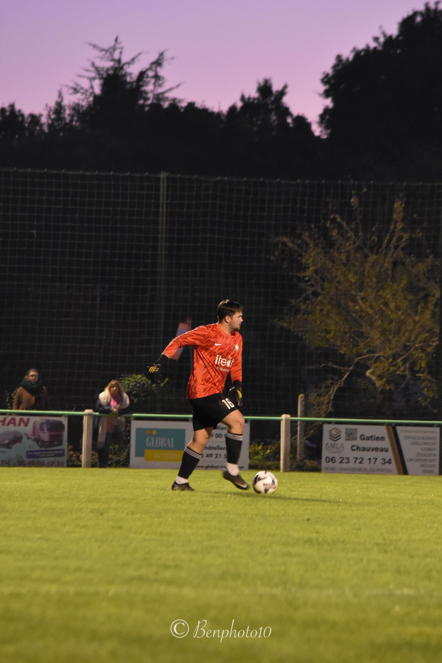 Action de jeu lors d’un match de football amateur. Match de foot à Antran