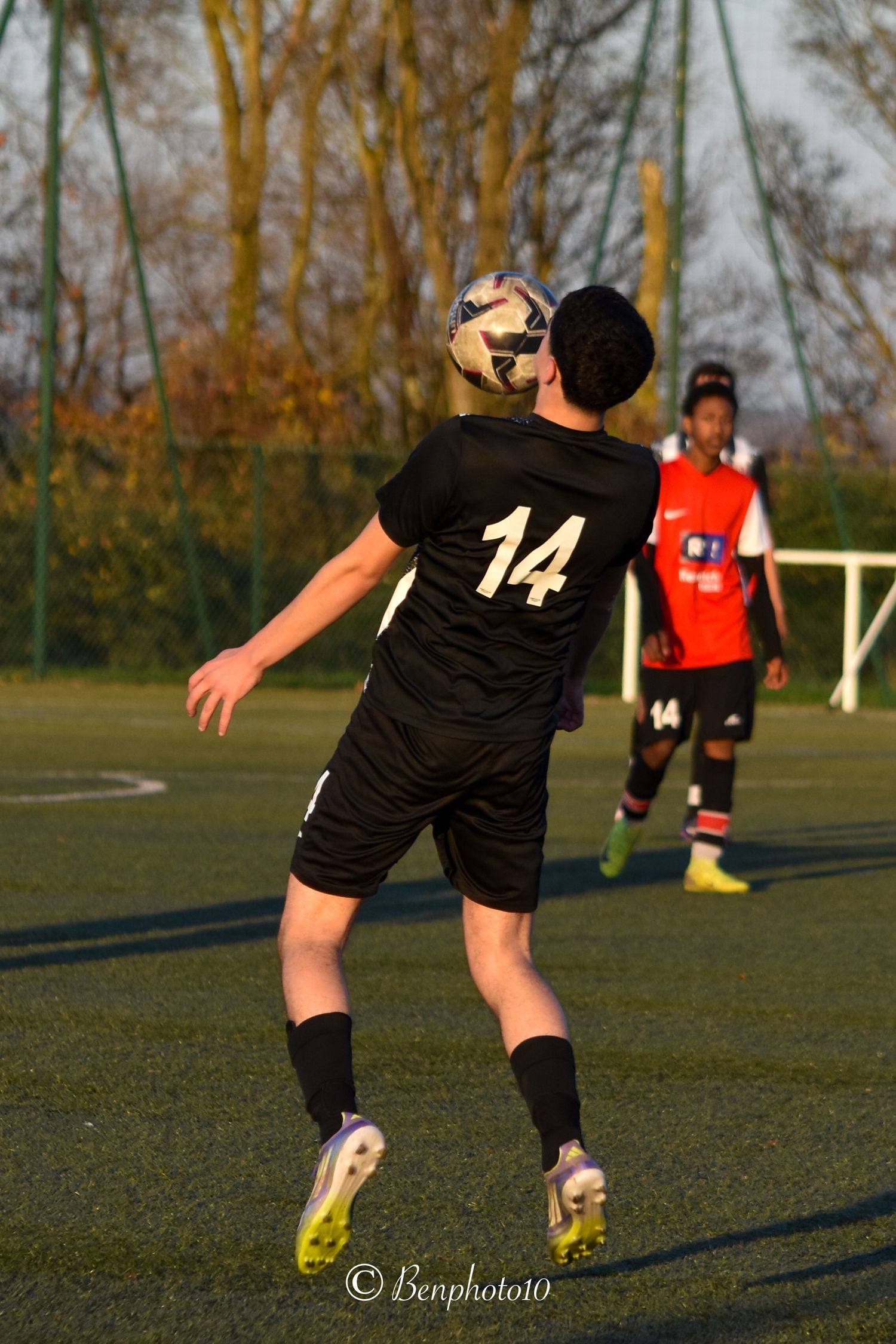Action de jeu lors d’un match de football amateur