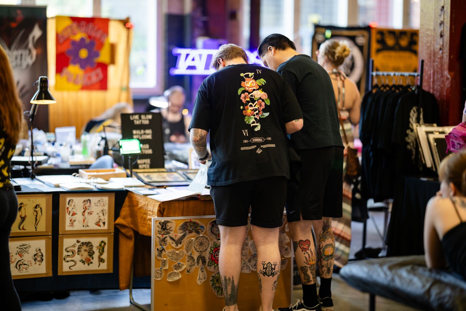 Kaksi miestä tutkii tatuointeja