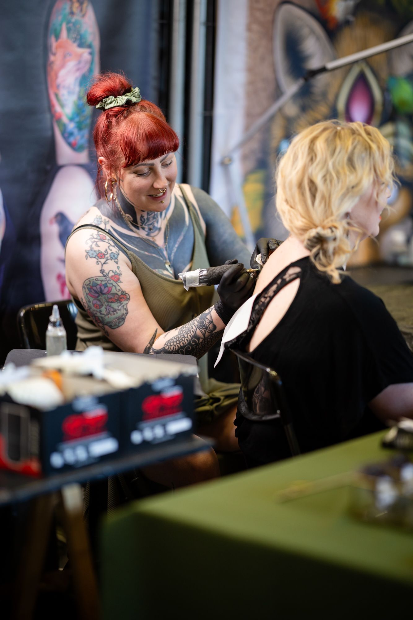 Tatuointiartisti tekemässä tatuointia asiakkaalle