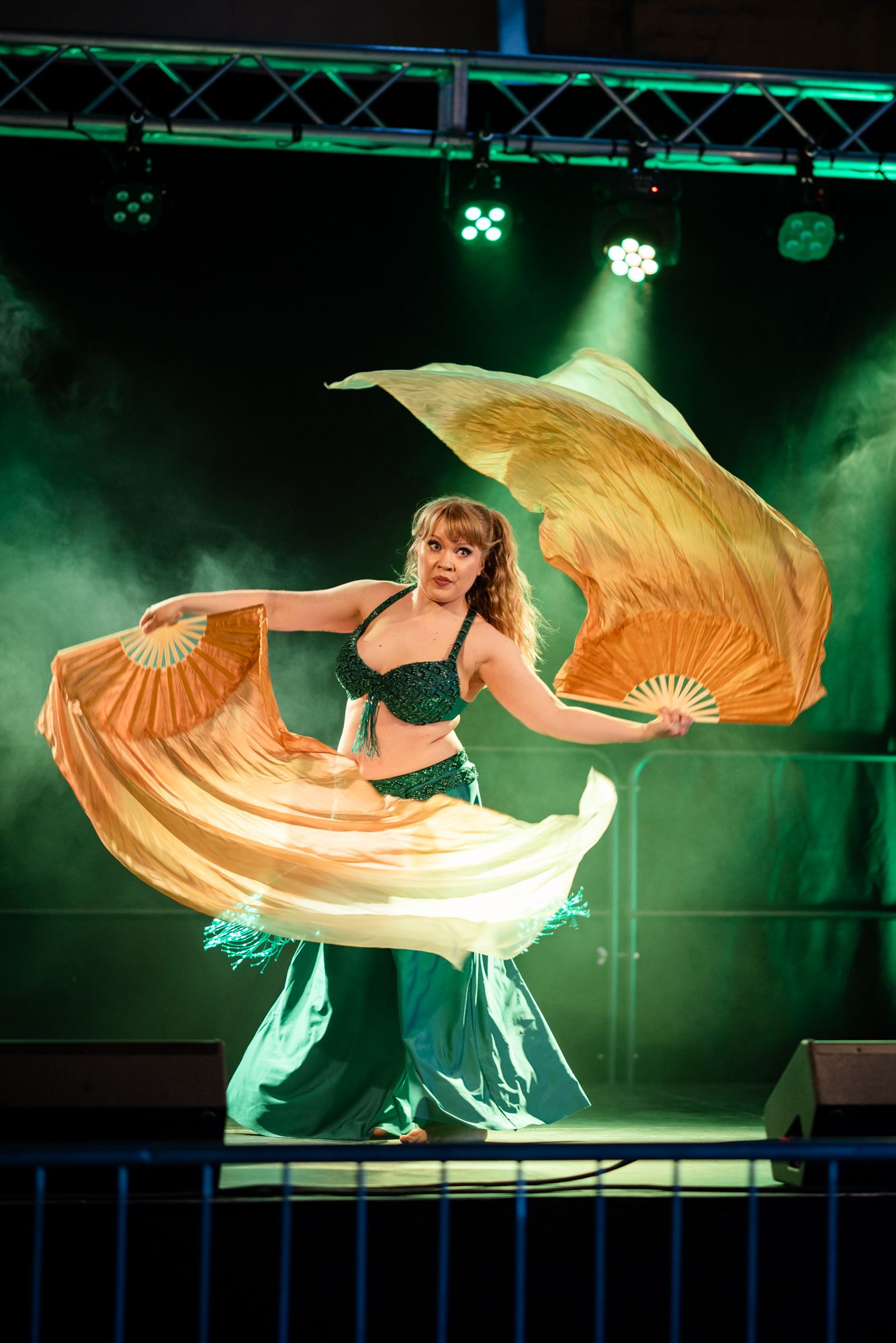 Belly Riot tanssiesitys lavalla
