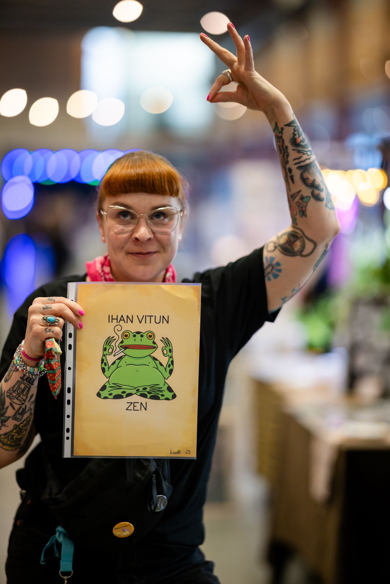 Nainen esittelee julistetta minkä on juuri ostanut