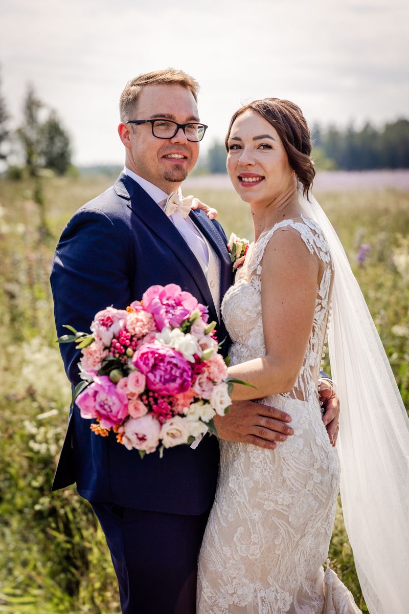 Hääpotretti hääparista pellolla.