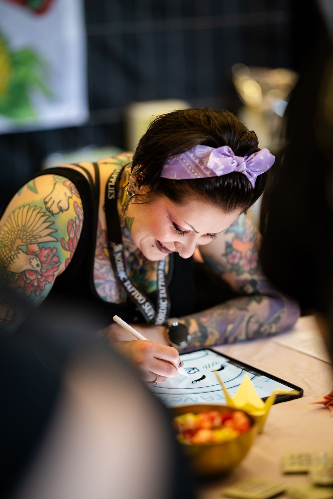 Tatuointiartisti tekee luonnoksia pädille