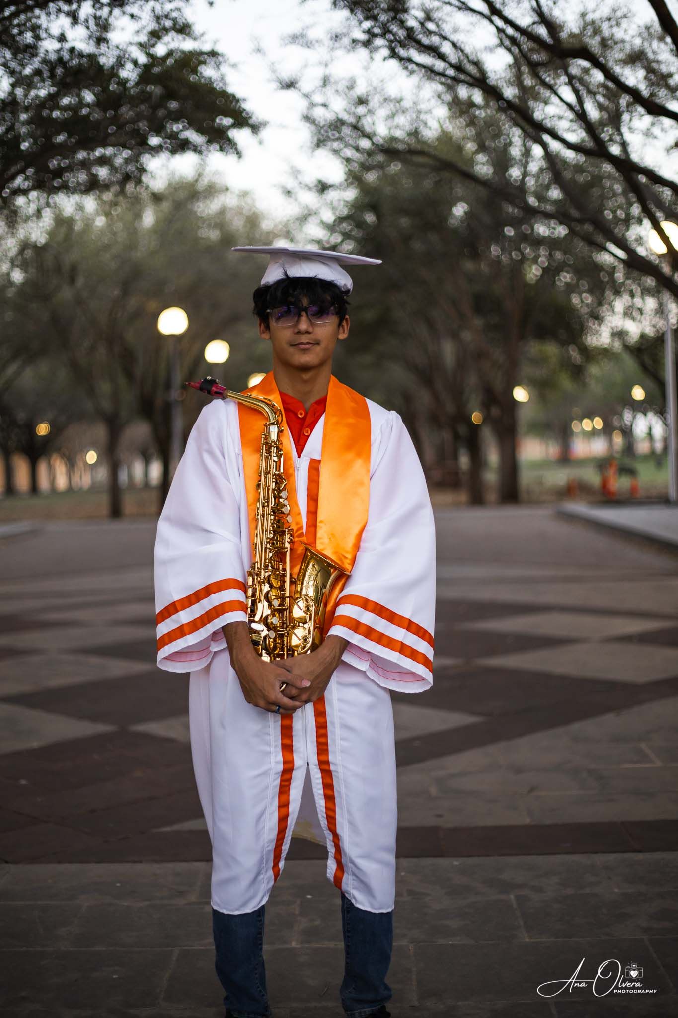 Graduation time. Senior Photo Session in Laredo Texas by Ana Olvera Photography.