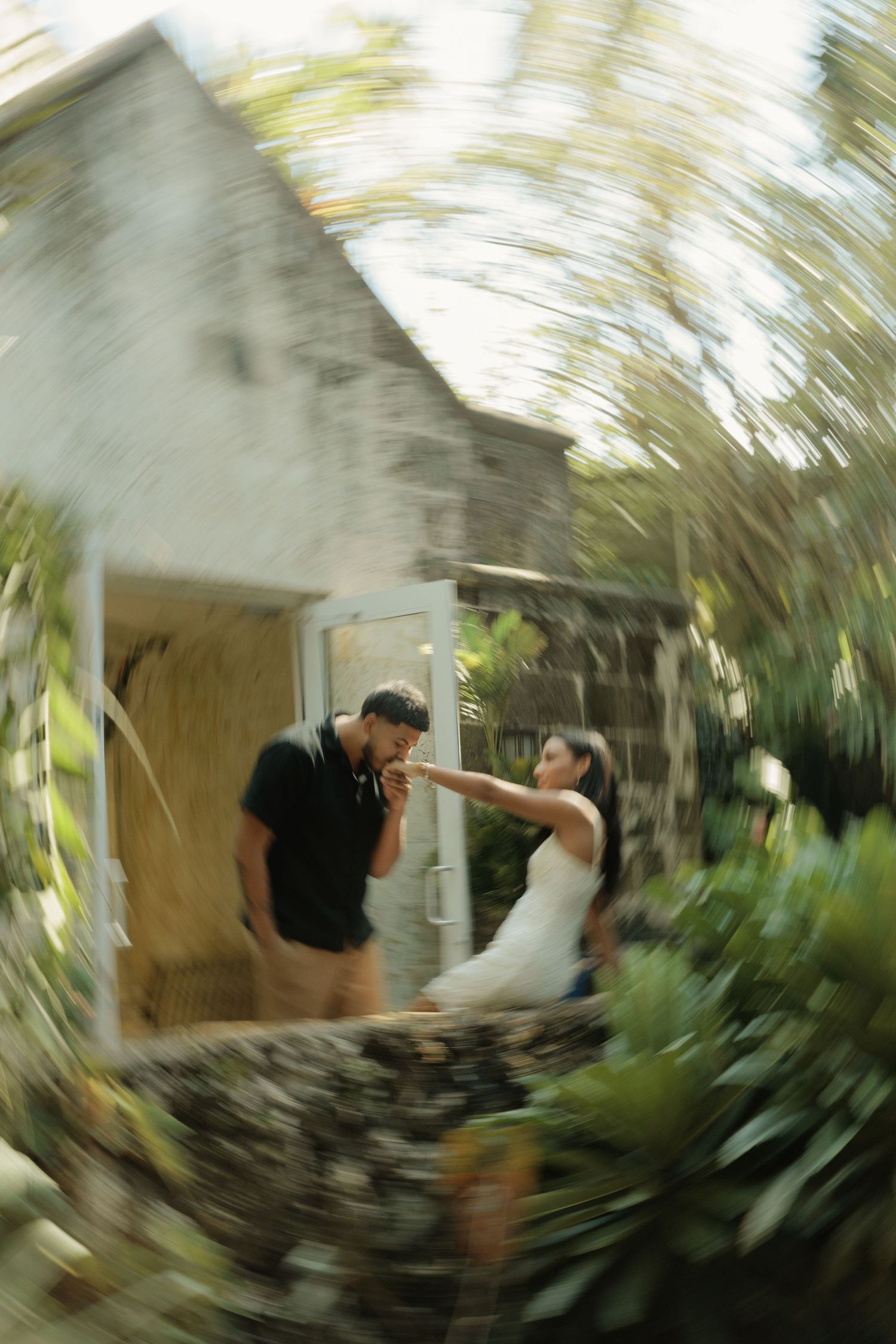A sequence of motion-blurred photos showing someone spinning around with palm trees and buildings in a circular pattern.