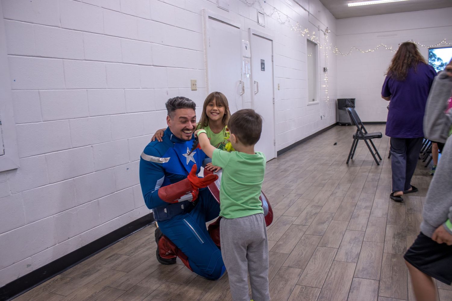 daniel harris captain america poses with boy