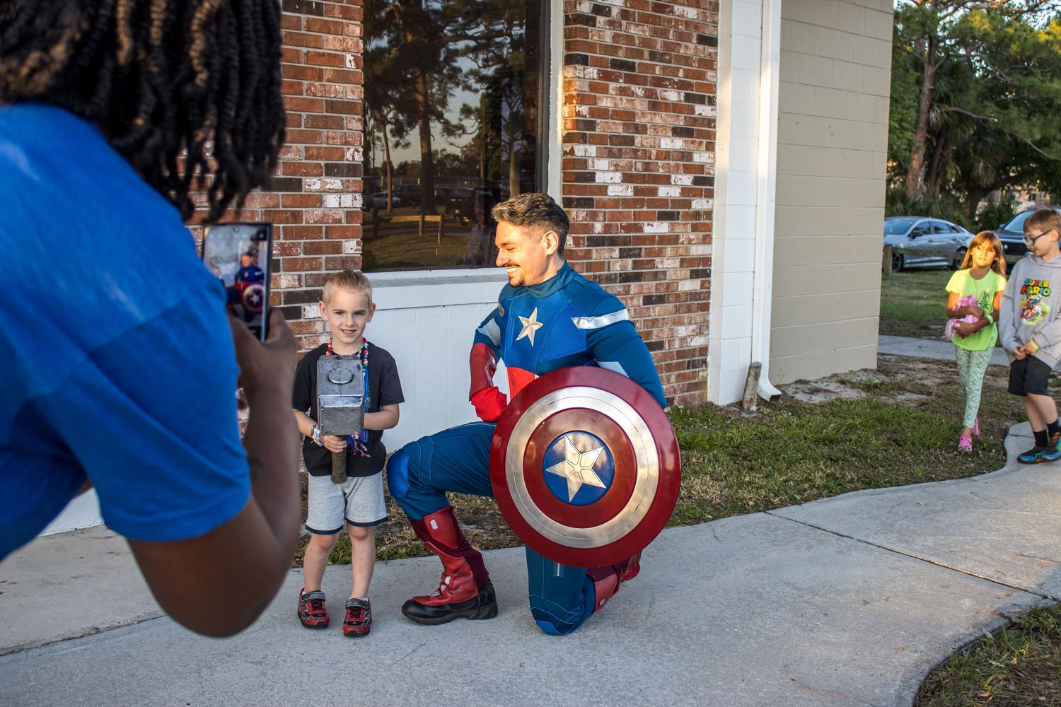 daniel harris captain america poses with boy