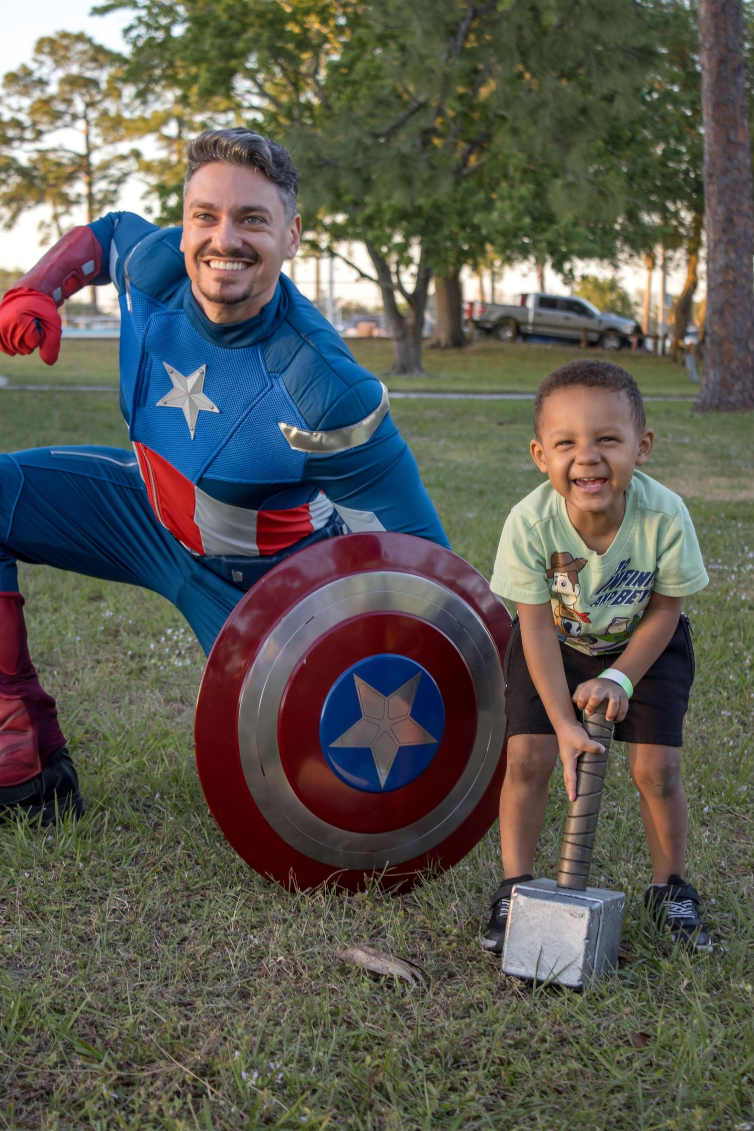 daniel harris captain america poses with boy