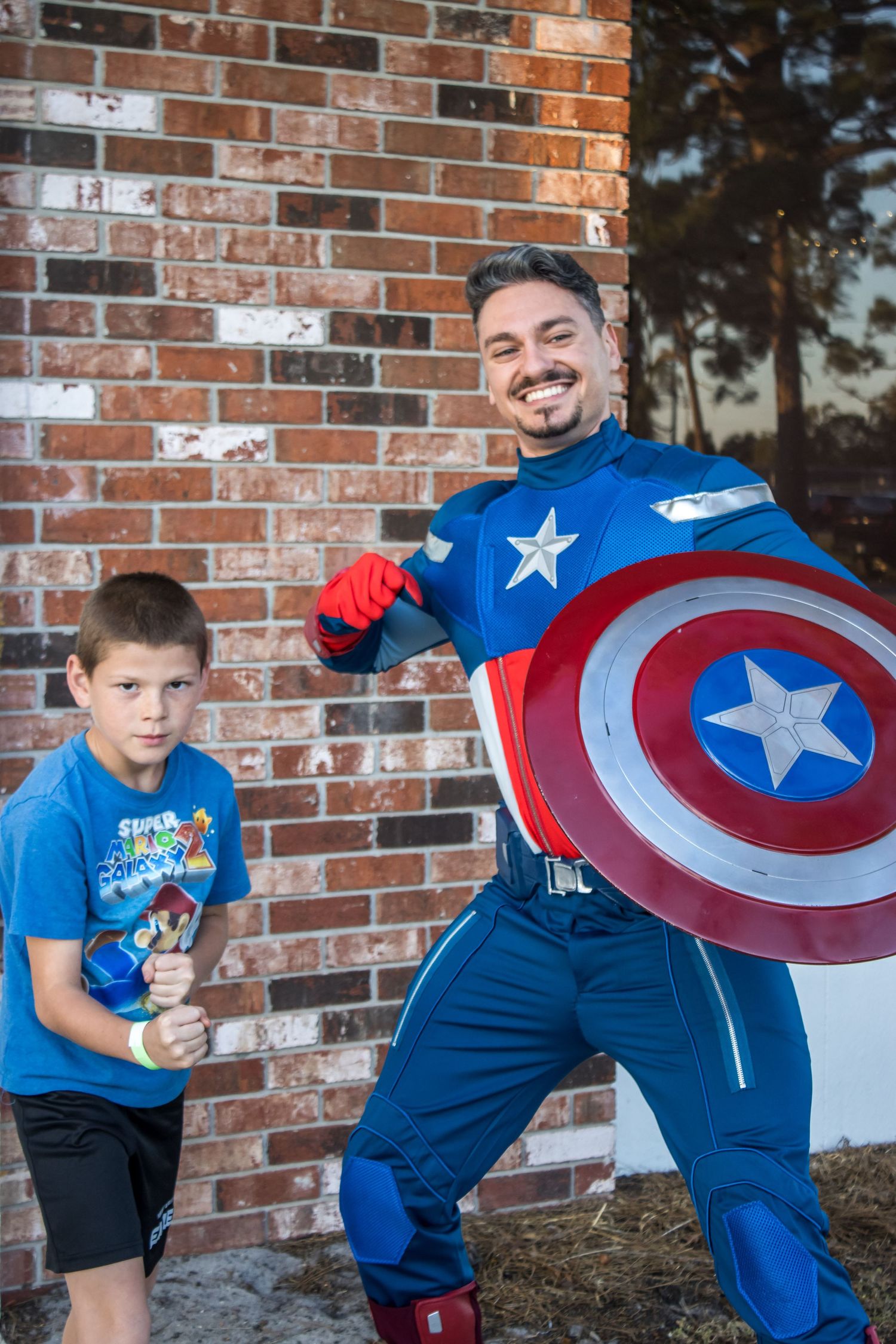 daniel harris captain america poses with boy