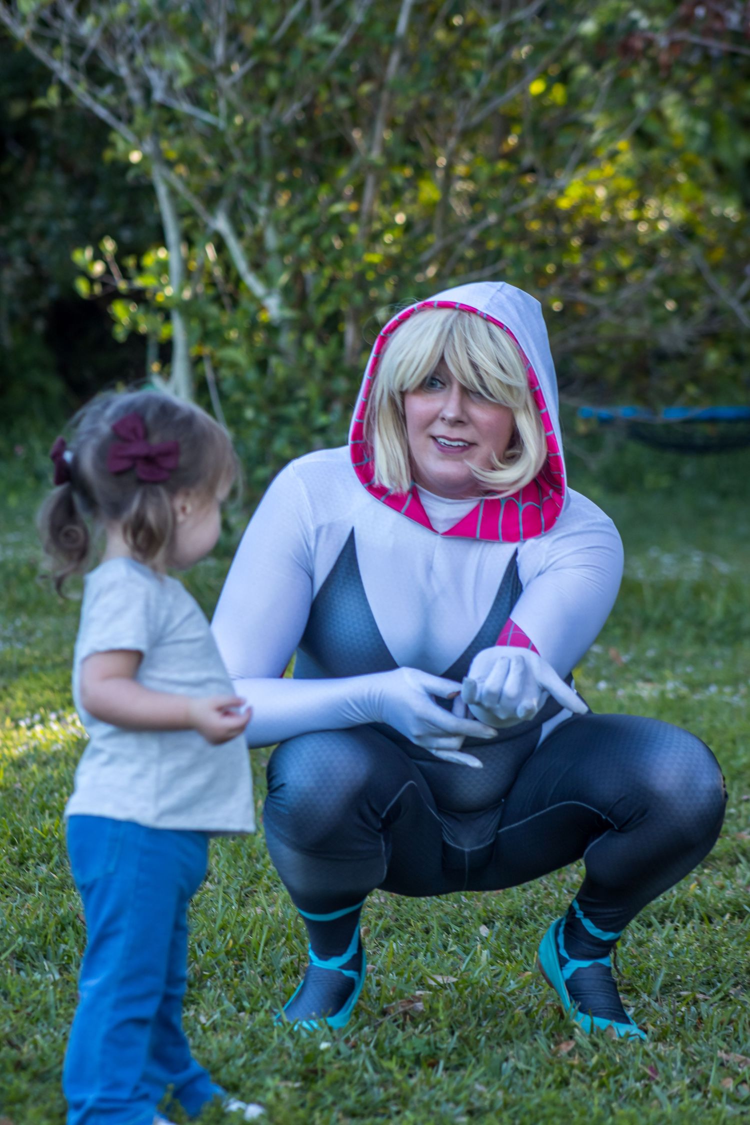 spider-gwen talks to little girl
