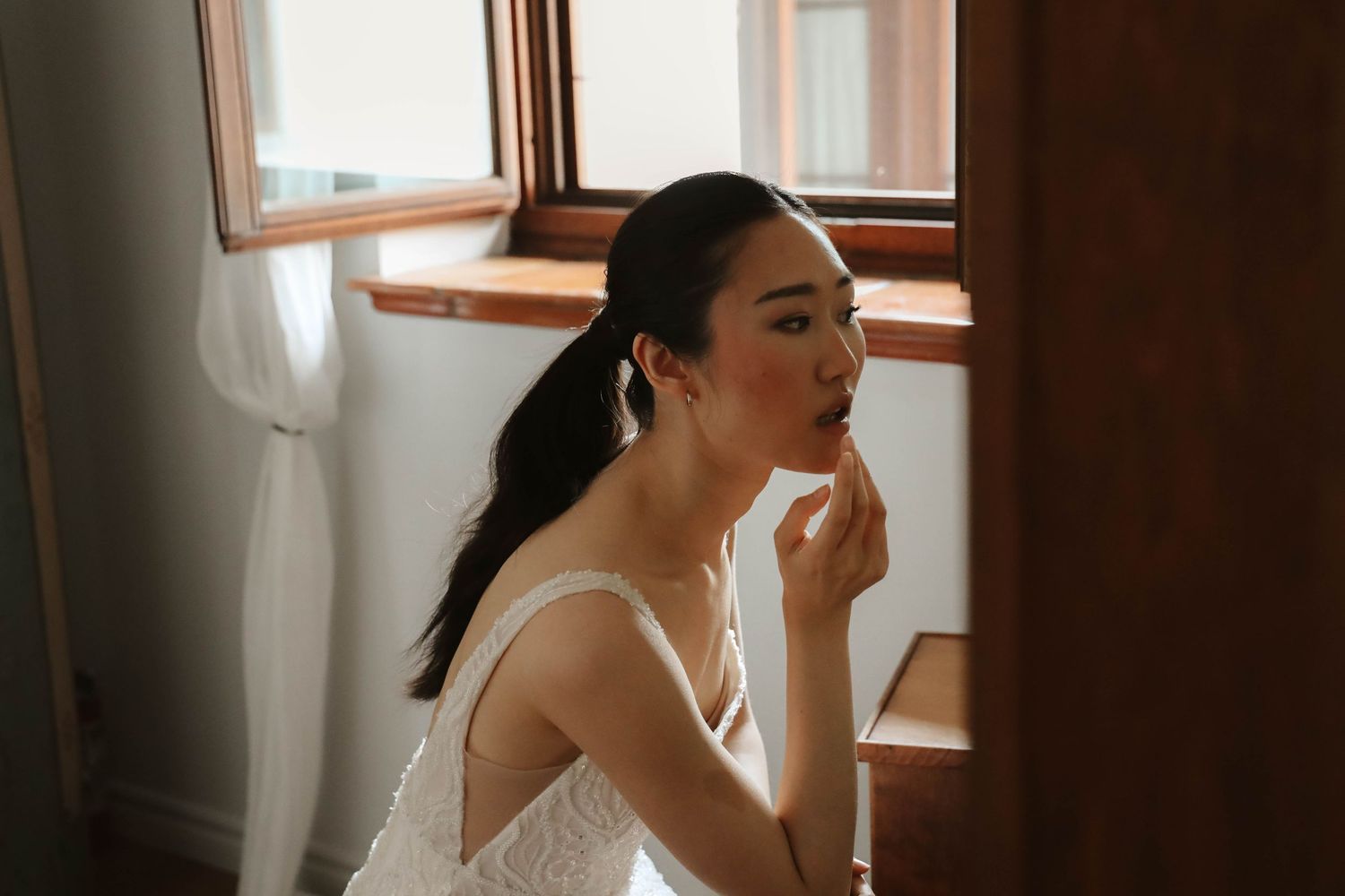 Mariée se maquillant