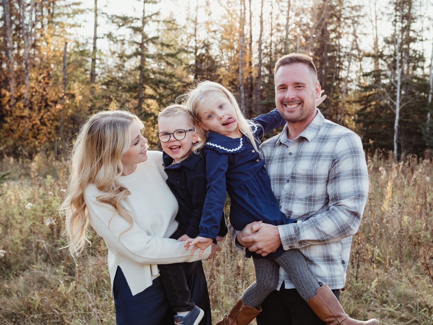 Family photography session at sunset in Spruce Grove, by Spruce Grove Family Photographer.