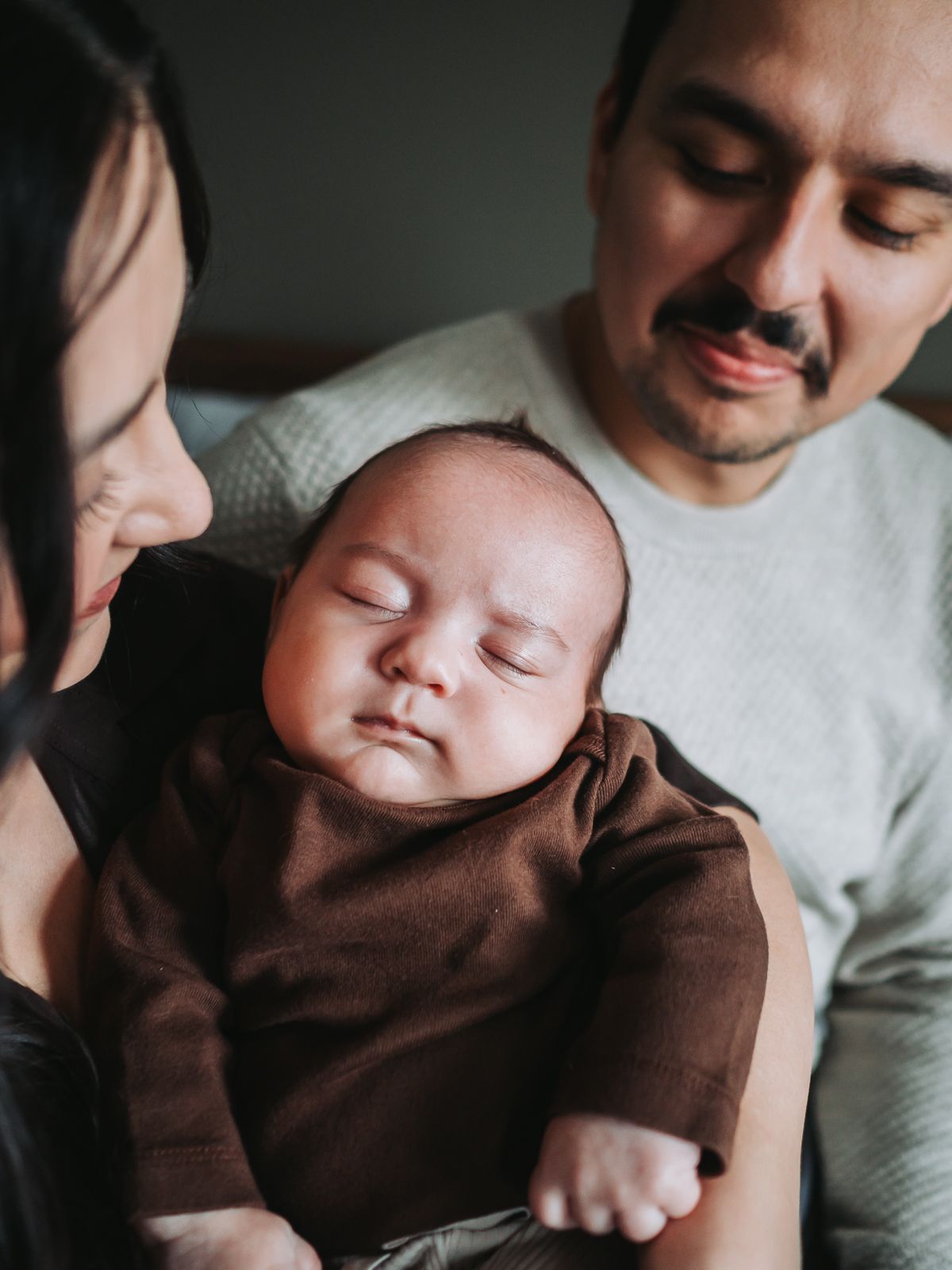 Cozy in-home newborn photography with family