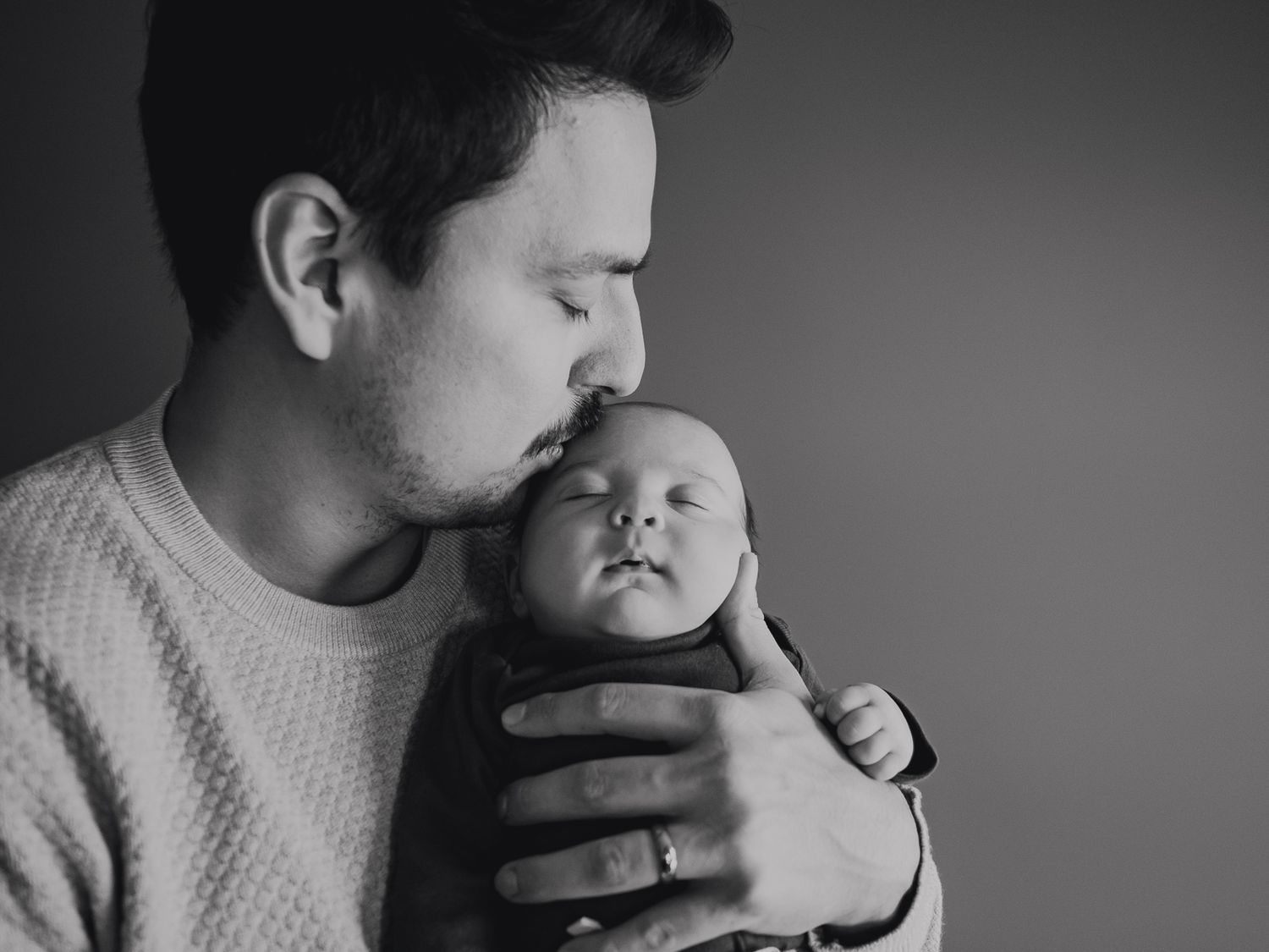 Cozy in-home newborn photography with family