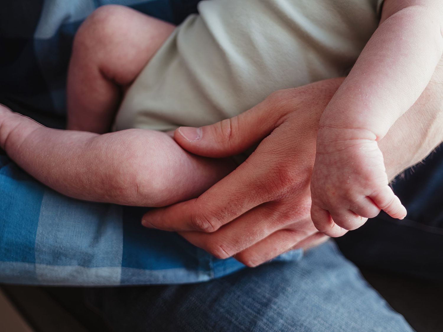 Lifestyle newborn photography session at home