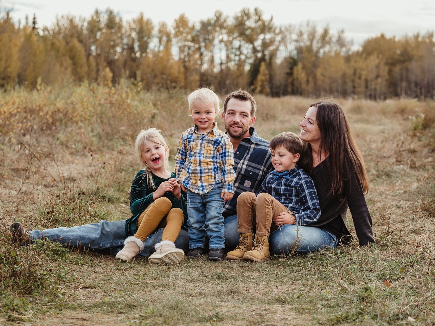 Family photography session at sunset in Spruce Grove, by Spruce Grove Family Photographer.