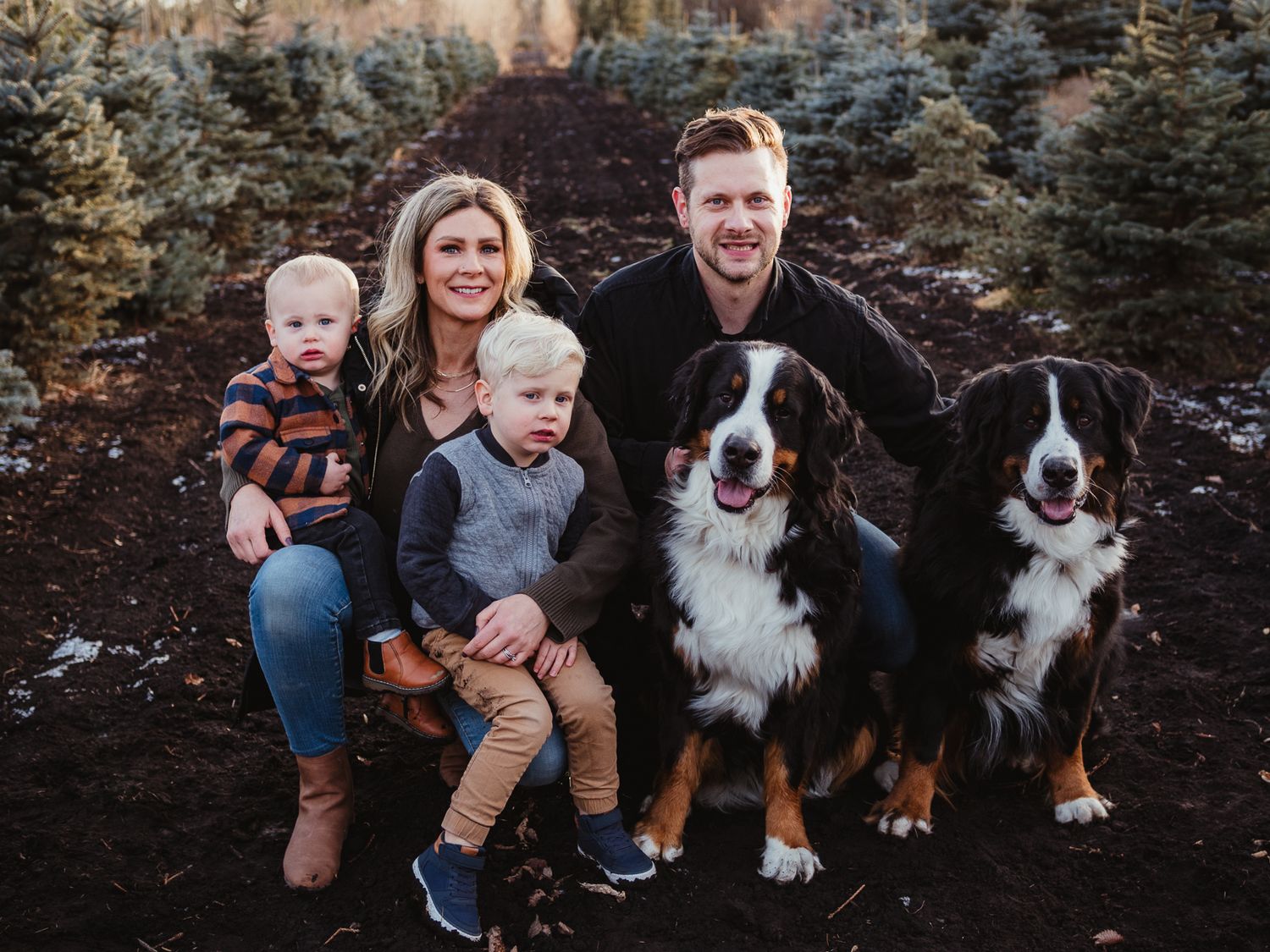 Family photography session at sunset in Spruce Grove, by Spruce Grove Family Photographer.