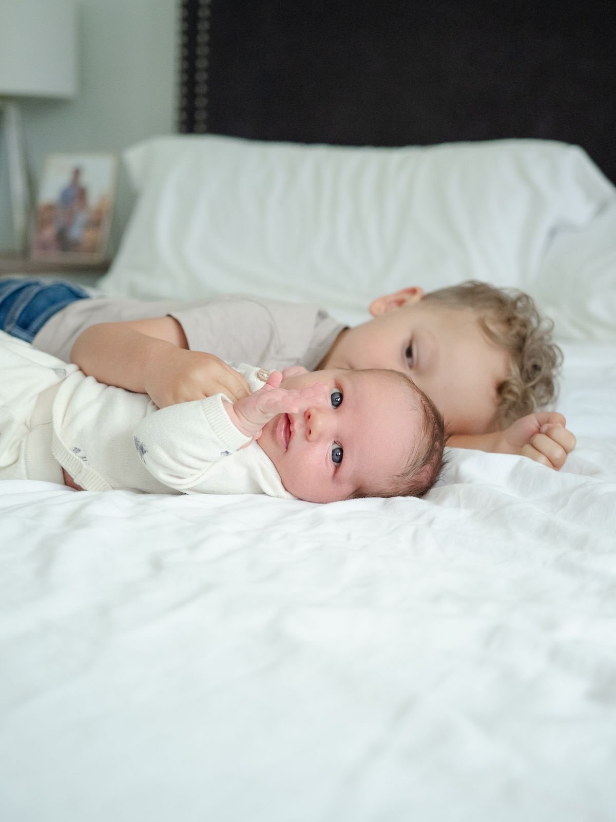 Cozy in-home newborn photography with family