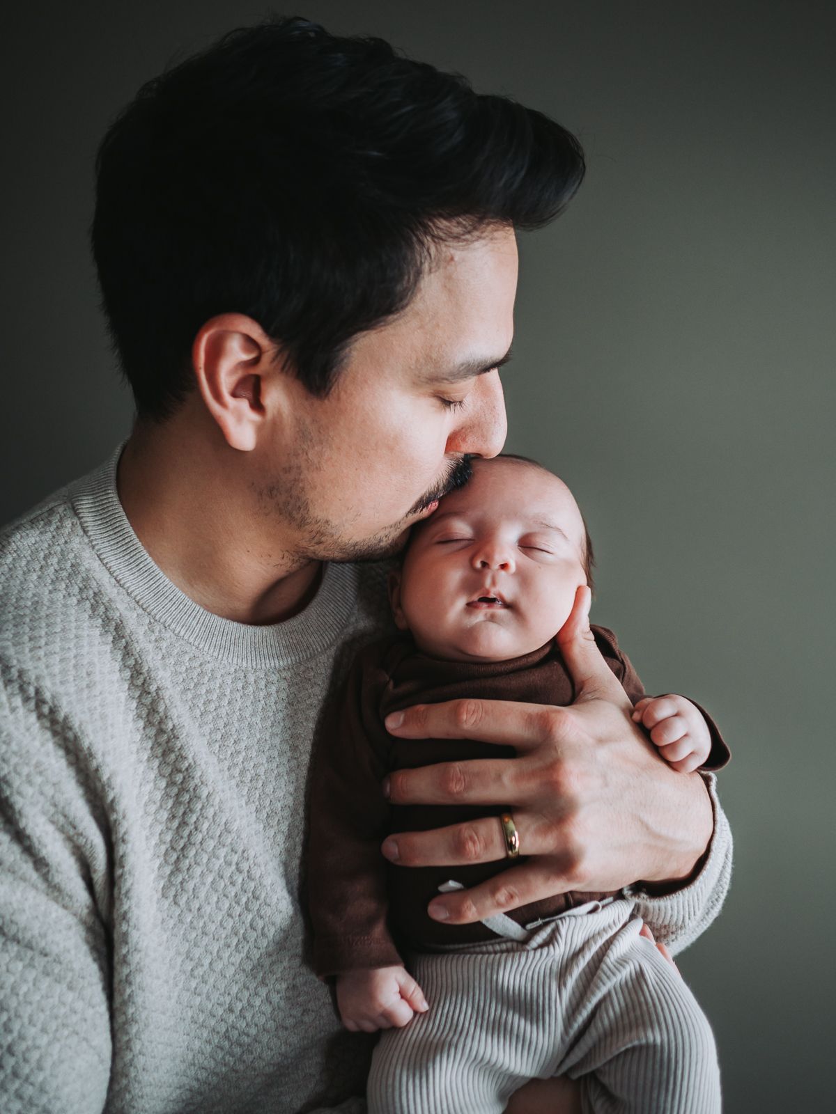 Cozy in-home newborn photography with family