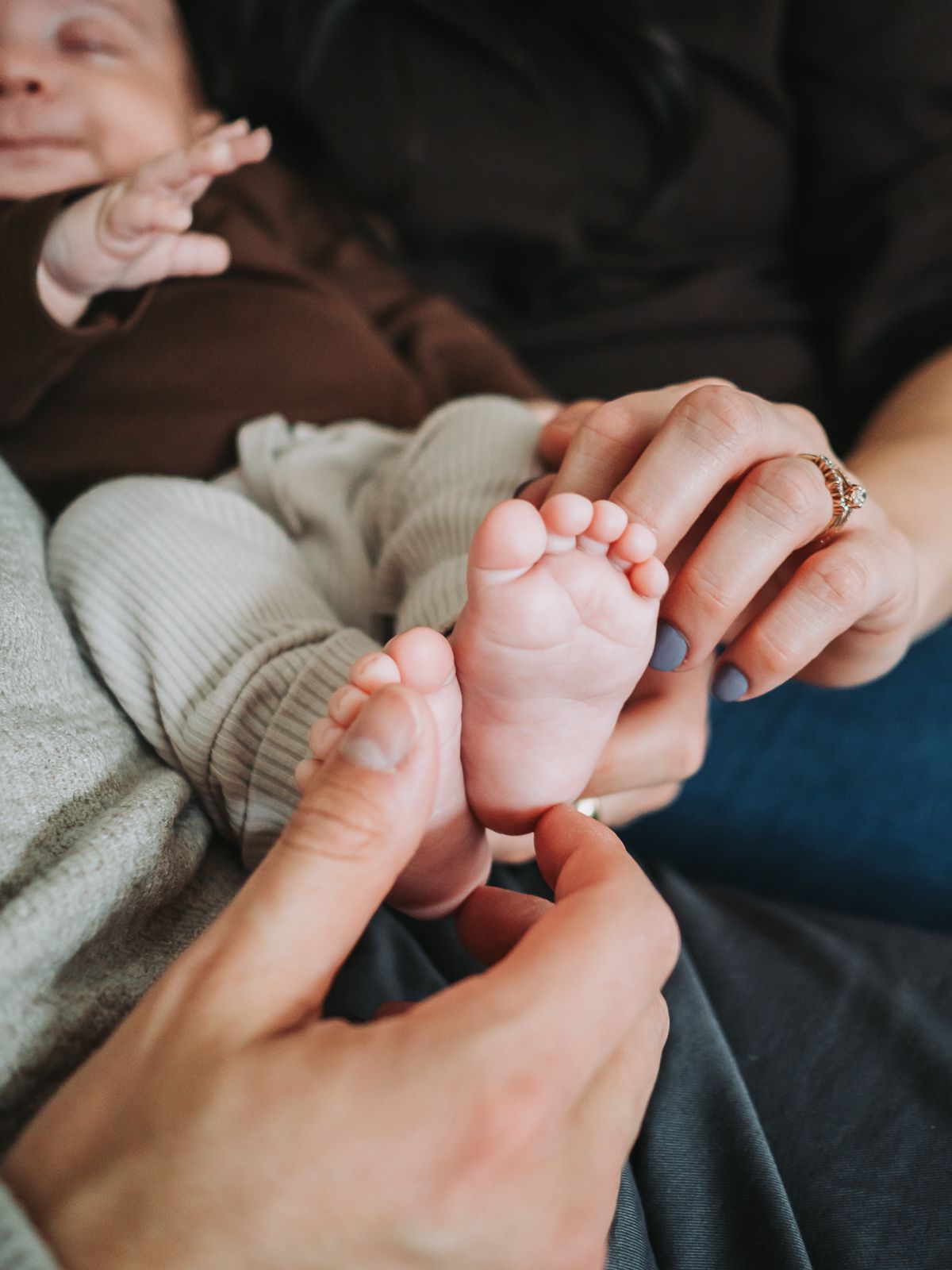 Cozy in-home newborn photography with family