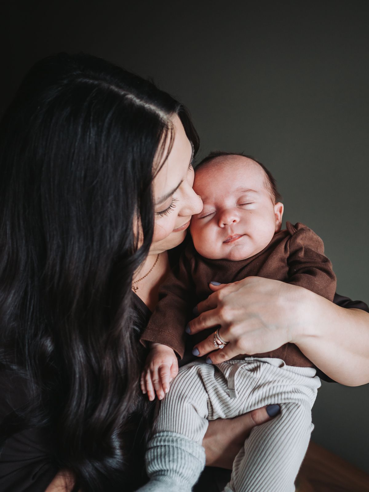 Cozy in-home newborn photography with family