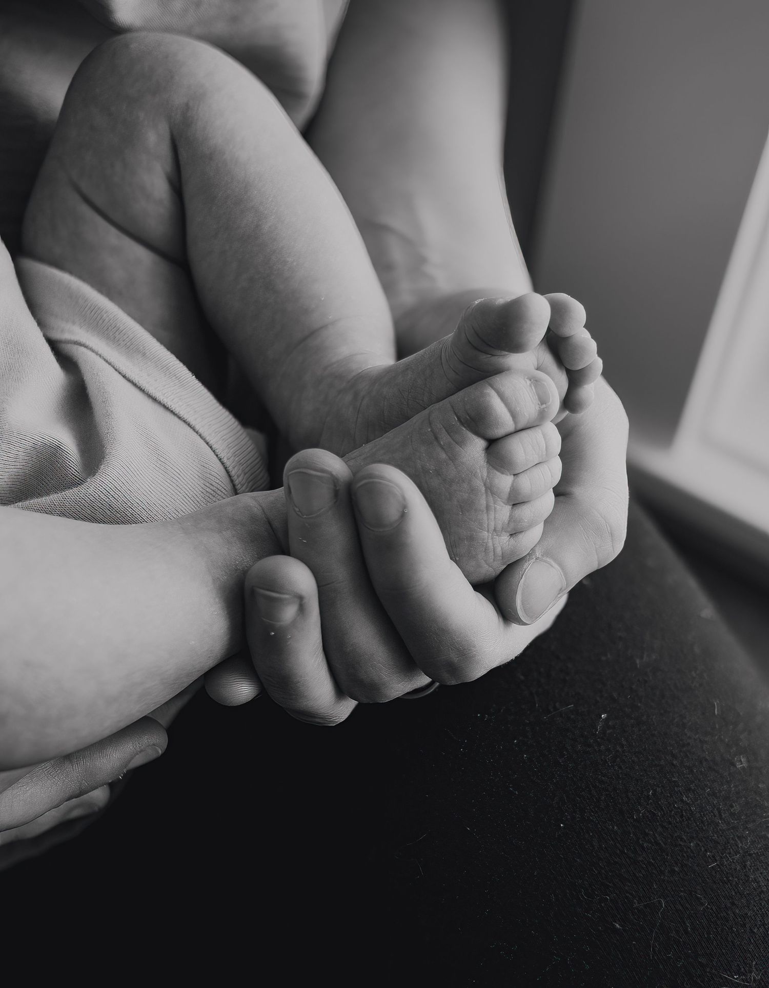 Lifestyle newborn photography session at home