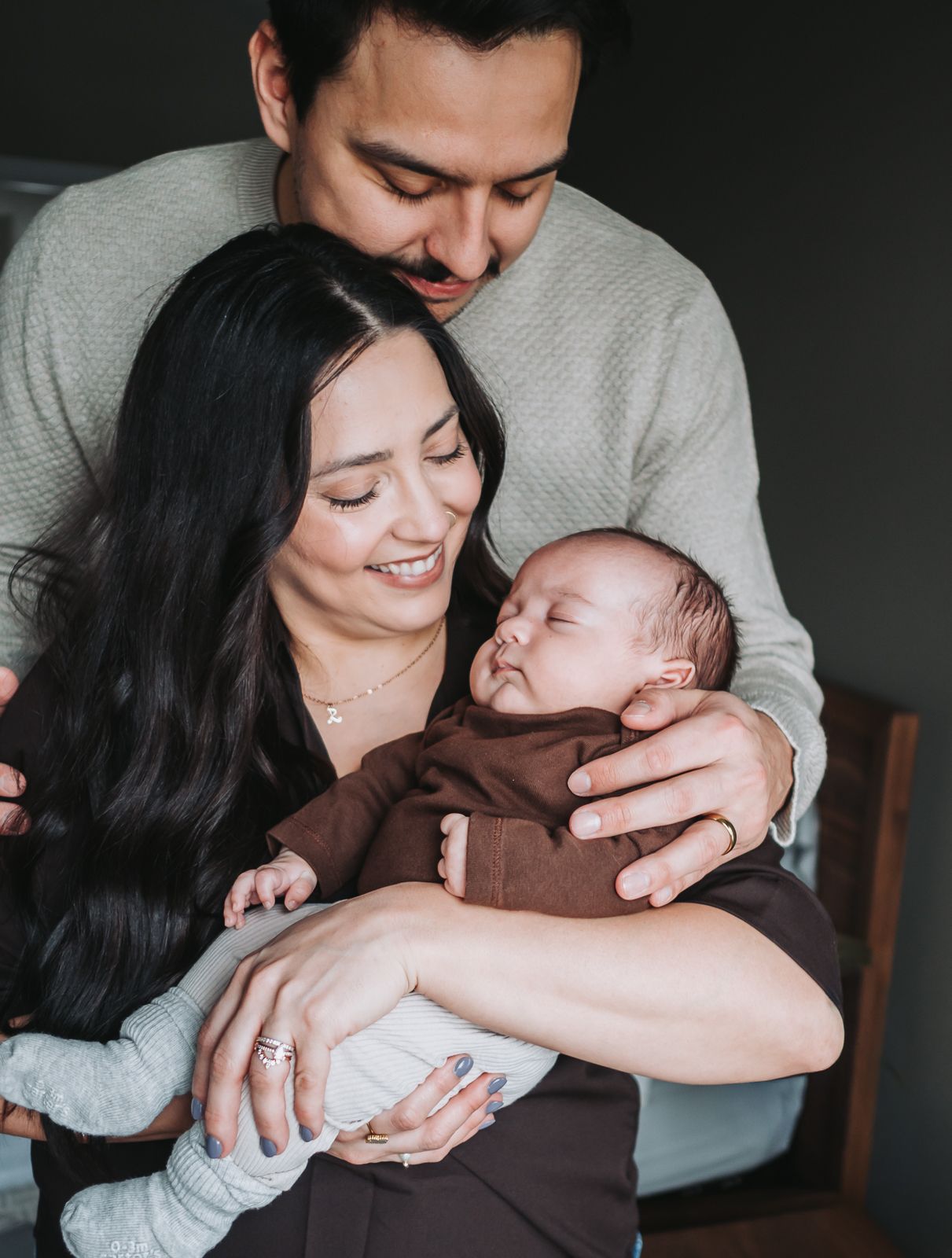 Cozy in-home newborn photography with family