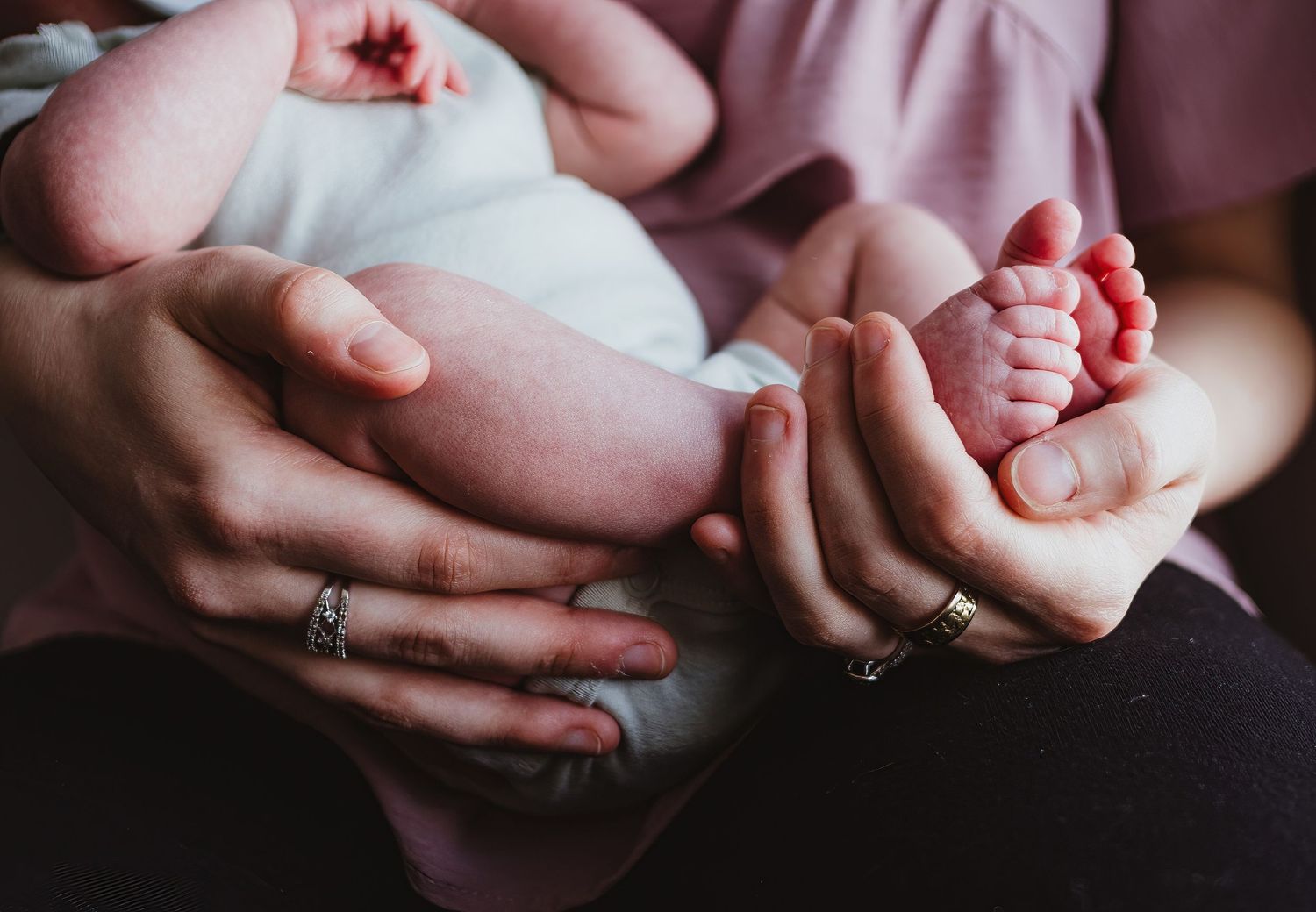 Lifestyle newborn photography session at home
