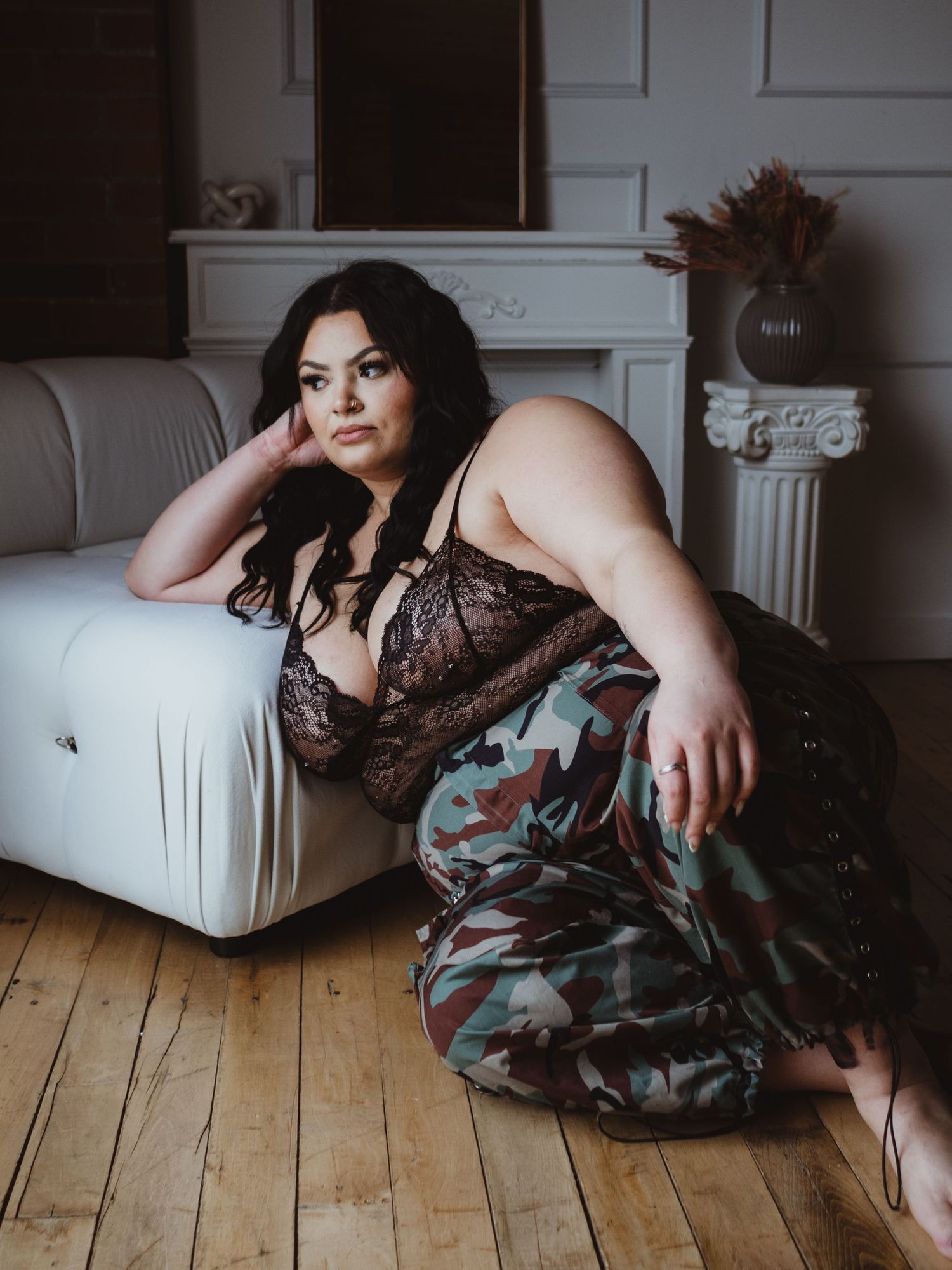 Edmonton boudoir photographer capturing empowering, body-positive boudoir portraits in Stony Plain, Spruce Grove and Parkland County.