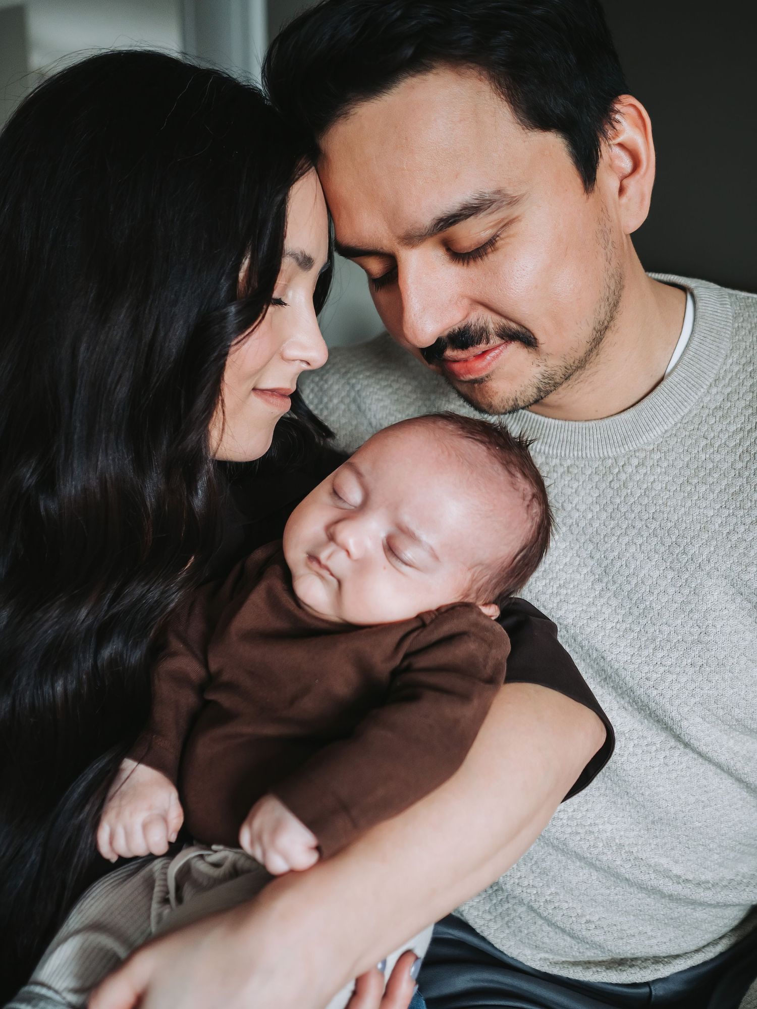 in-home newborn family session in edmonton by coral konanz photography