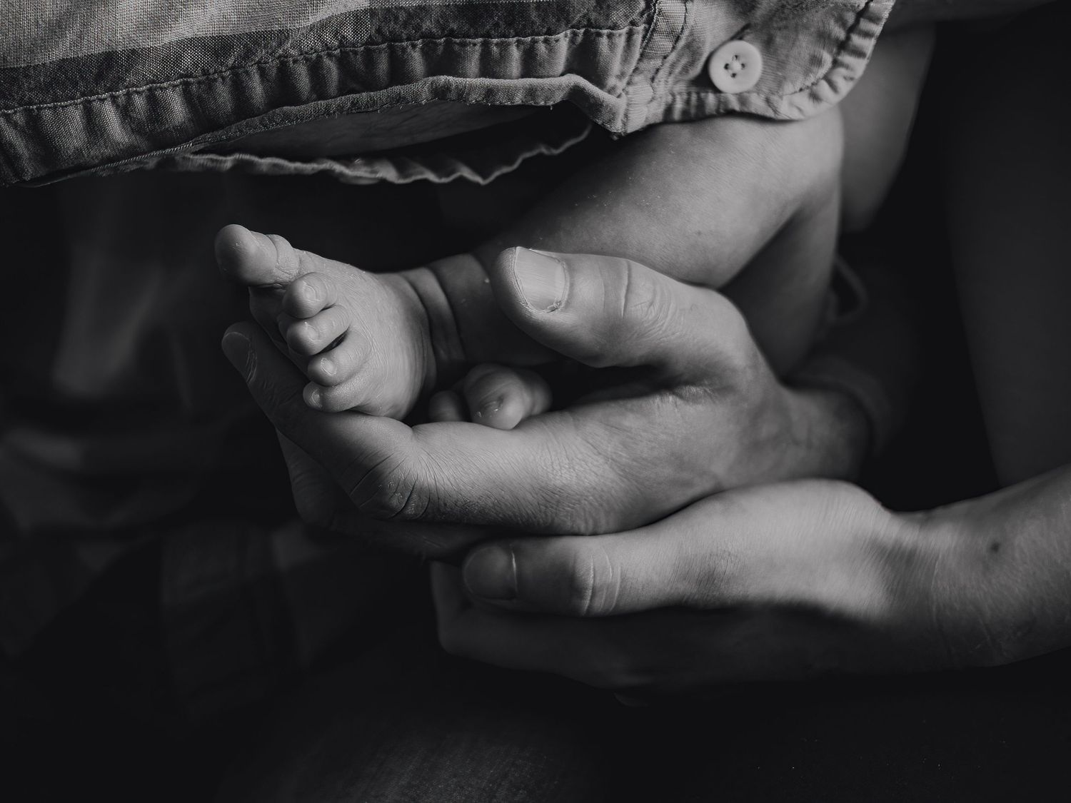 Lifestyle newborn photography session at home